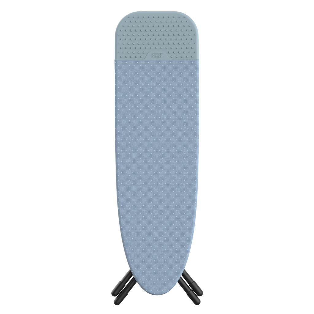 Una tabla de planchar azul claro con lunares blancos. La parte superior tiene una sección gris texturizada. Las patas negras sostienen la tabla.