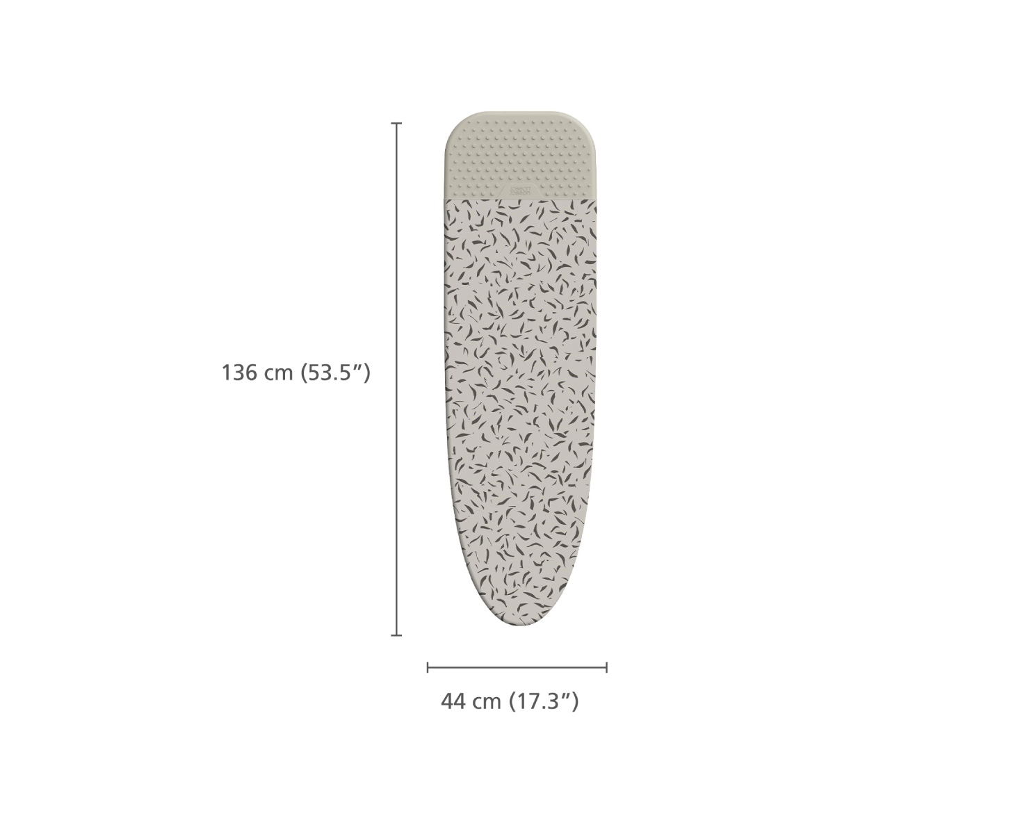 Una tabla de planchar, gris con estampado de hojas negras, se muestra con medidas de 136 cm y 44 cm sobre un fondo blanco.