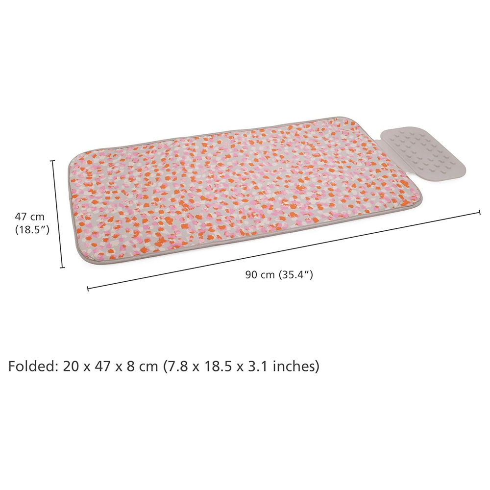 Una alfombra estampada con dimensiones etiquetadas. Diseño floral gris, rosa y naranja. Incluye un pequeño panel de control gris y etiquetas de texto.