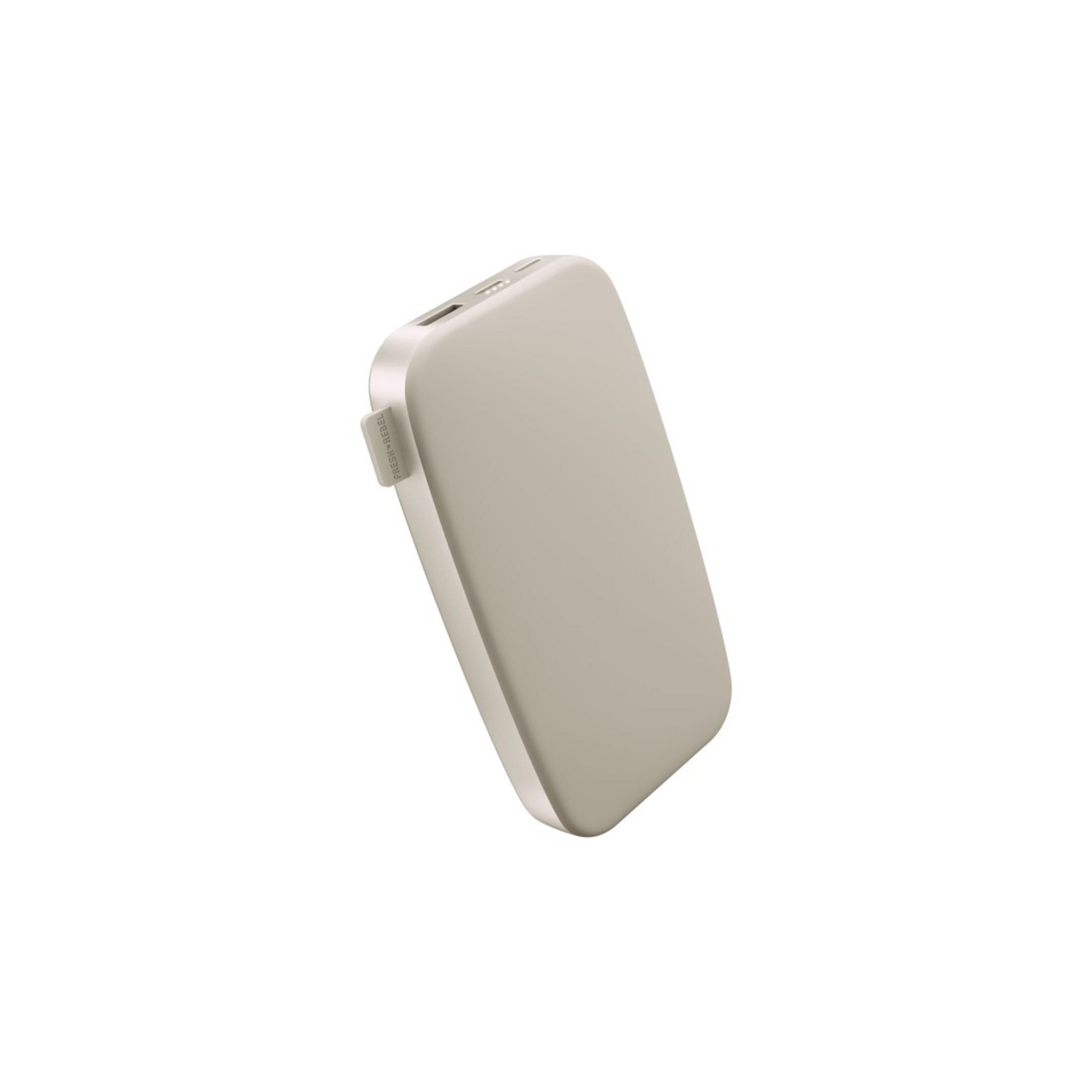 Un power bank beige è angolato su sfondo bianco. Ha una superficie liscia con porte e un logo.
