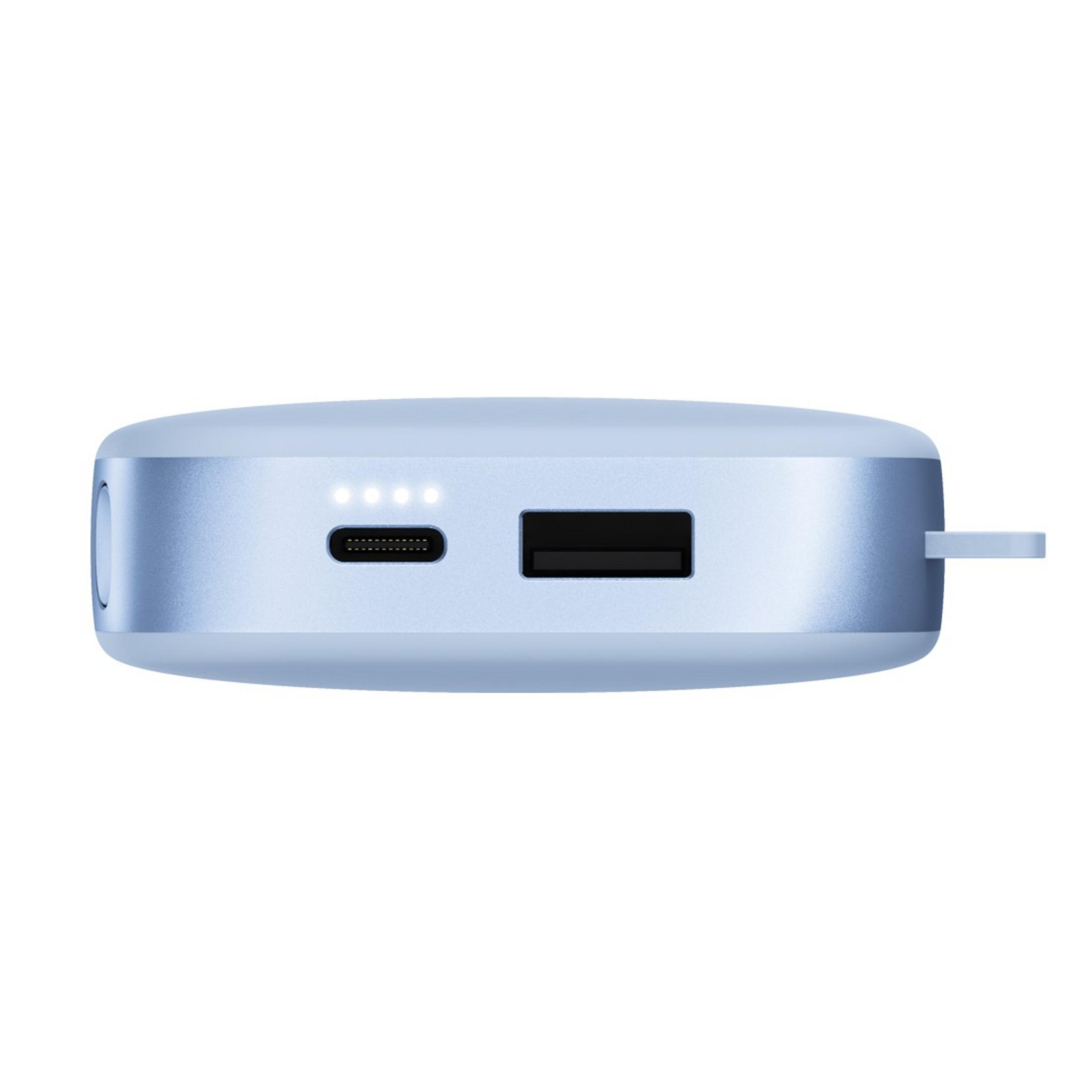 Un power bank azzurro con una porta USB, una porta USB-C e quattro spie di stato. Un piccolo anello è sulla destra.