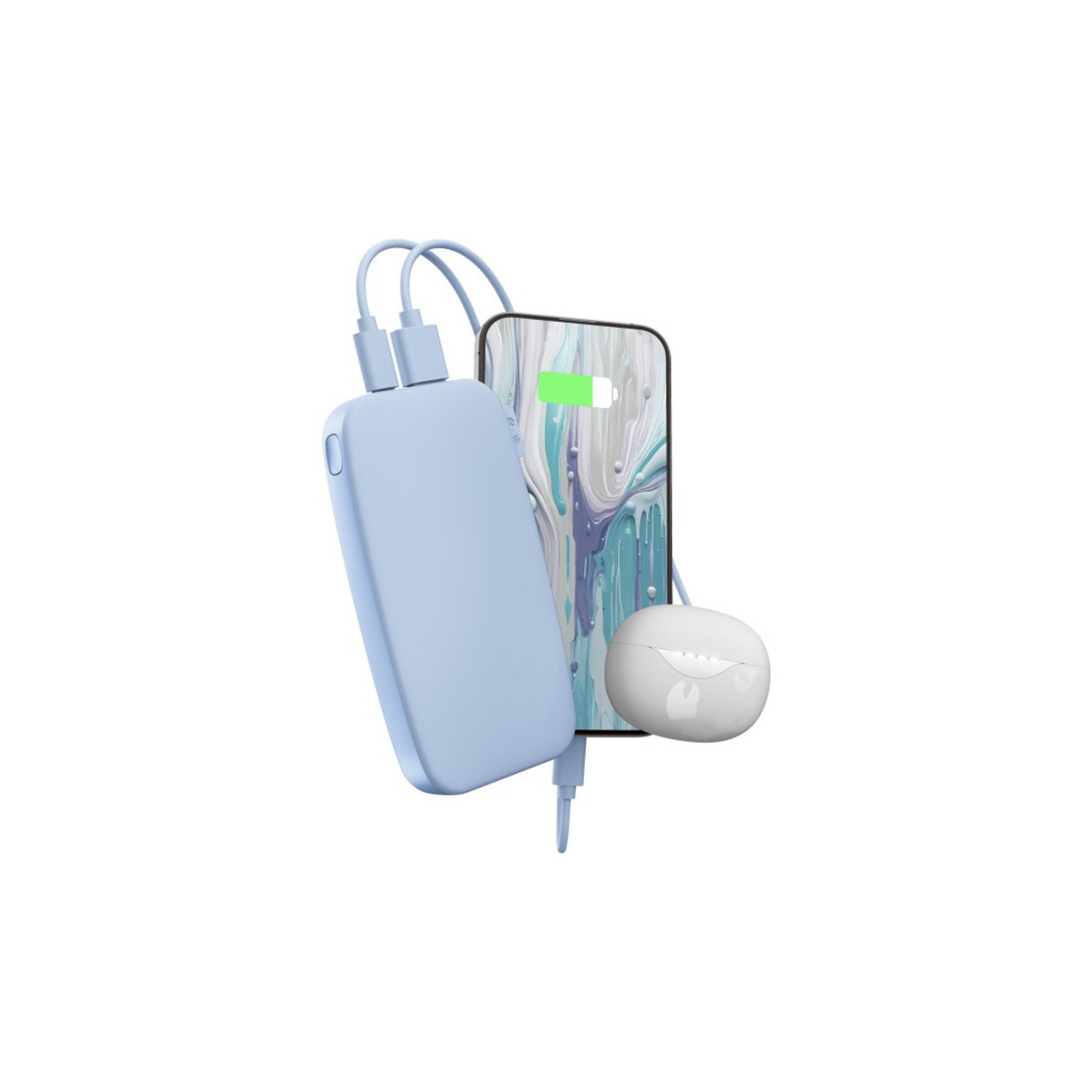 Un power bank azzurro, uno smartphone con icona batteria verde e auricolari bianchi sono mostrati.