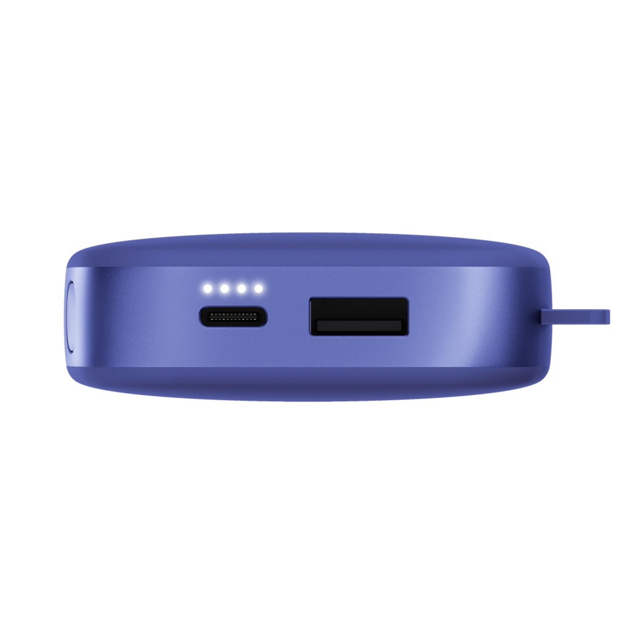 Un power bank blu con porta USB, porta di ricarica e quattro spie, il tutto su sfondo bianco.