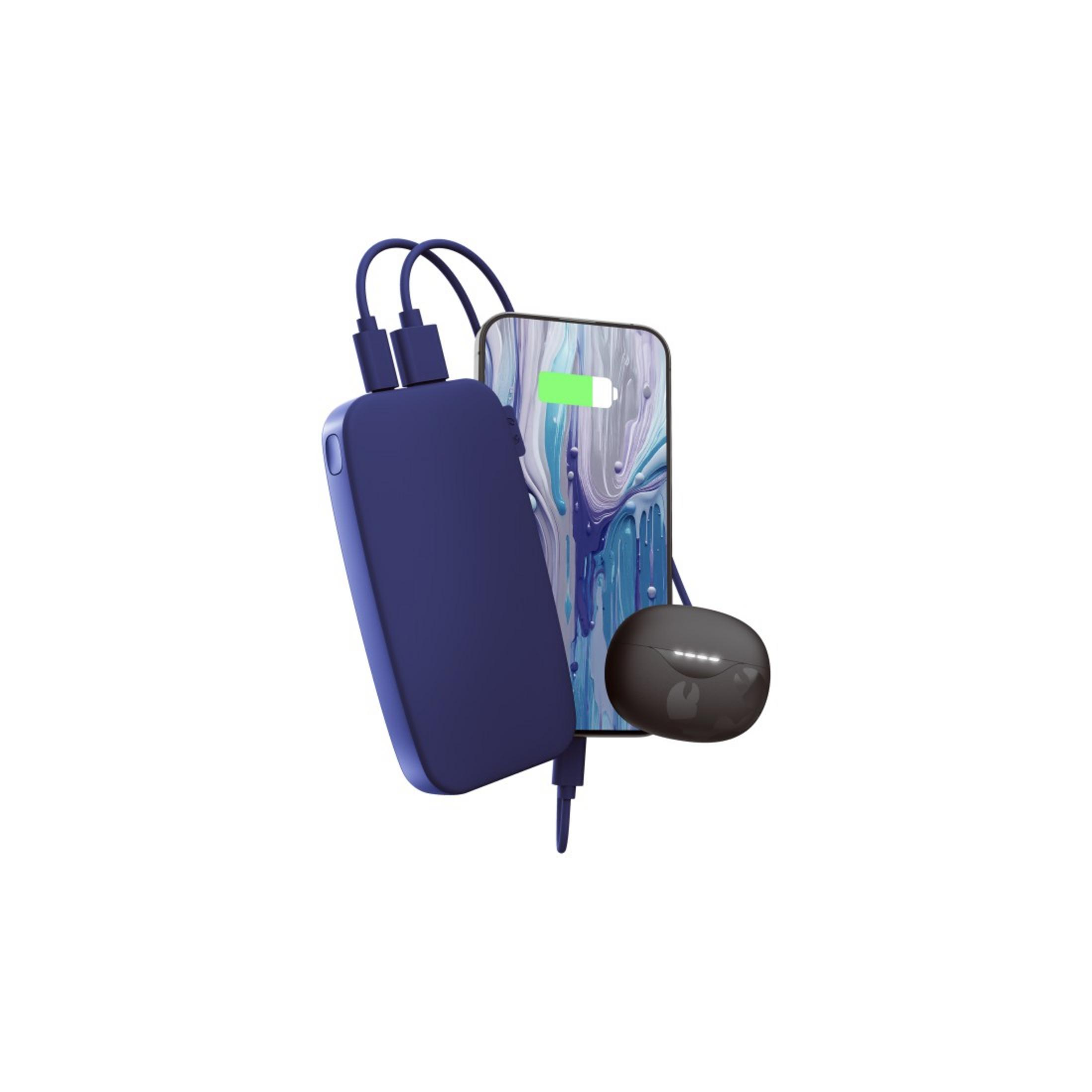 Un telefono in carica con un power bank. Sono presenti anche auricolari. Tutti gli oggetti sono su sfondo bianco.