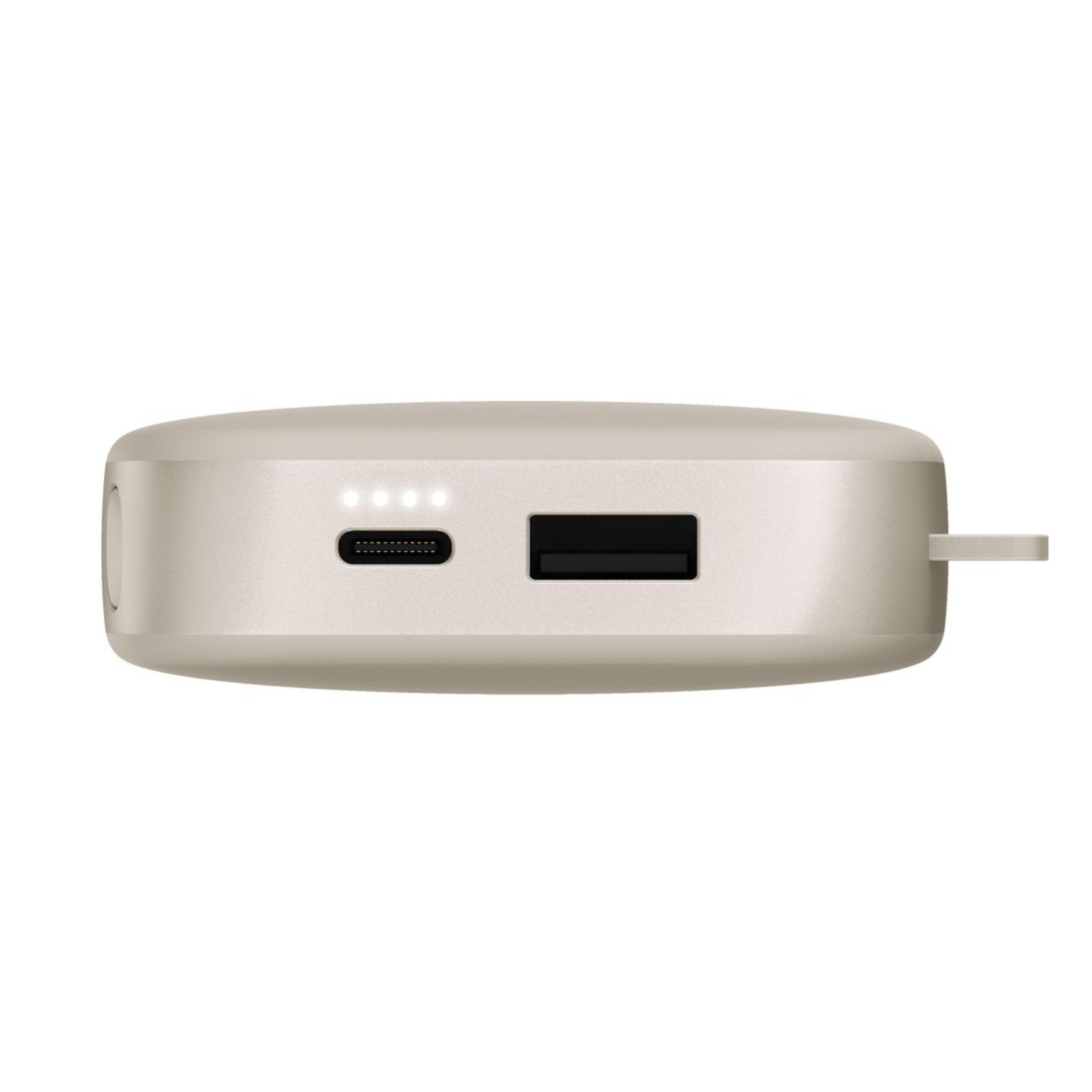 Un power bank beige con porte USB-C e USB. Quattro luci bianche indicano il livello della batteria. Una piccola linguetta a destra.