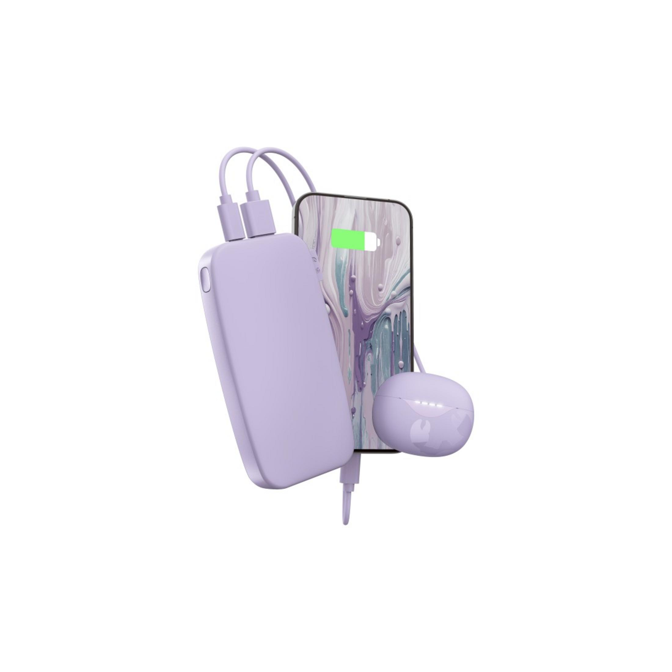 Un power bank viola, telefono e auricolari. Il telefono mostra la carica. Tutti gli oggetti su sfondo bianco.