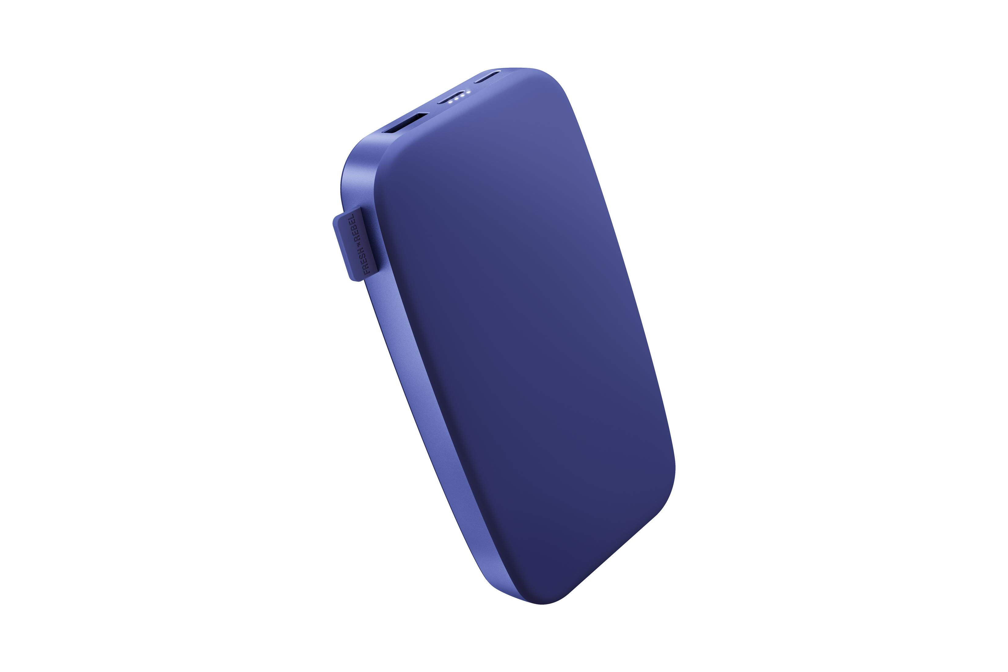 Un power bank blu con una superficie liscia è isolato su sfondo bianco. Ha porte, un pulsante e un logo.