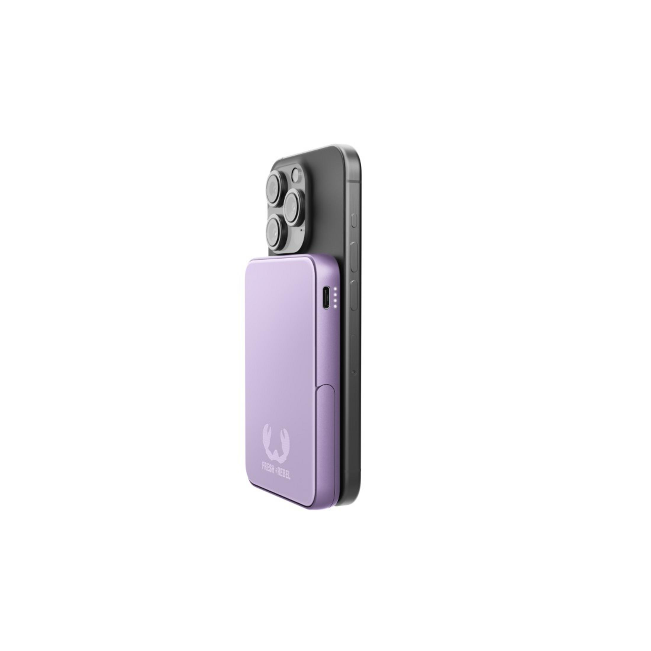 Un power bank viola attaccato a un iPhone nero. Il power bank ha il logo Fresh Rebel.