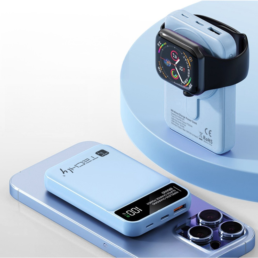 Un power bank azzurro chiaro con un Apple Watch in carica sopra, e un altro power bank su un telefono. I power bank mostrano 100%.