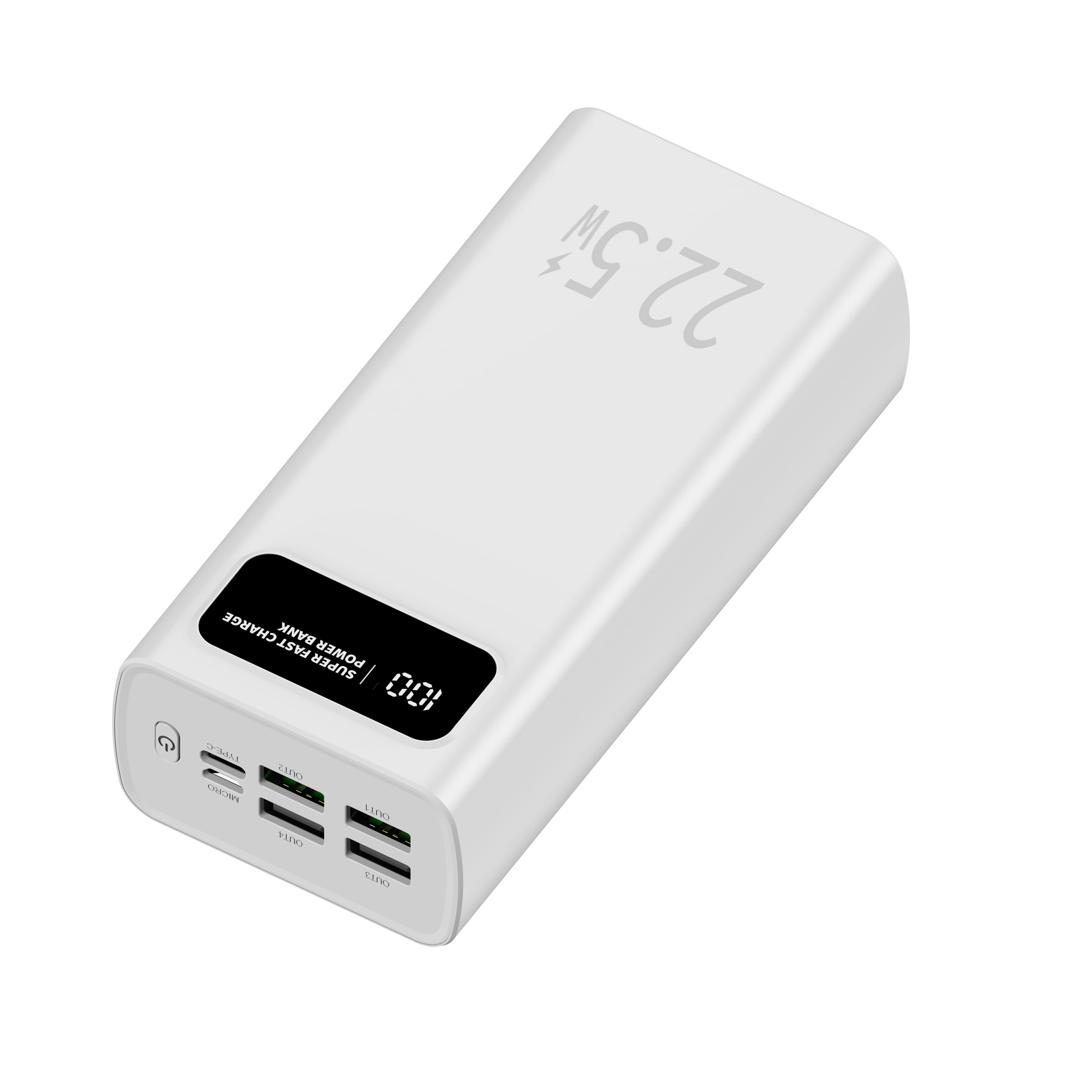 Un power bank bianco con display digitale che mostra il 100%. Ha più porte e un pulsante di accensione.