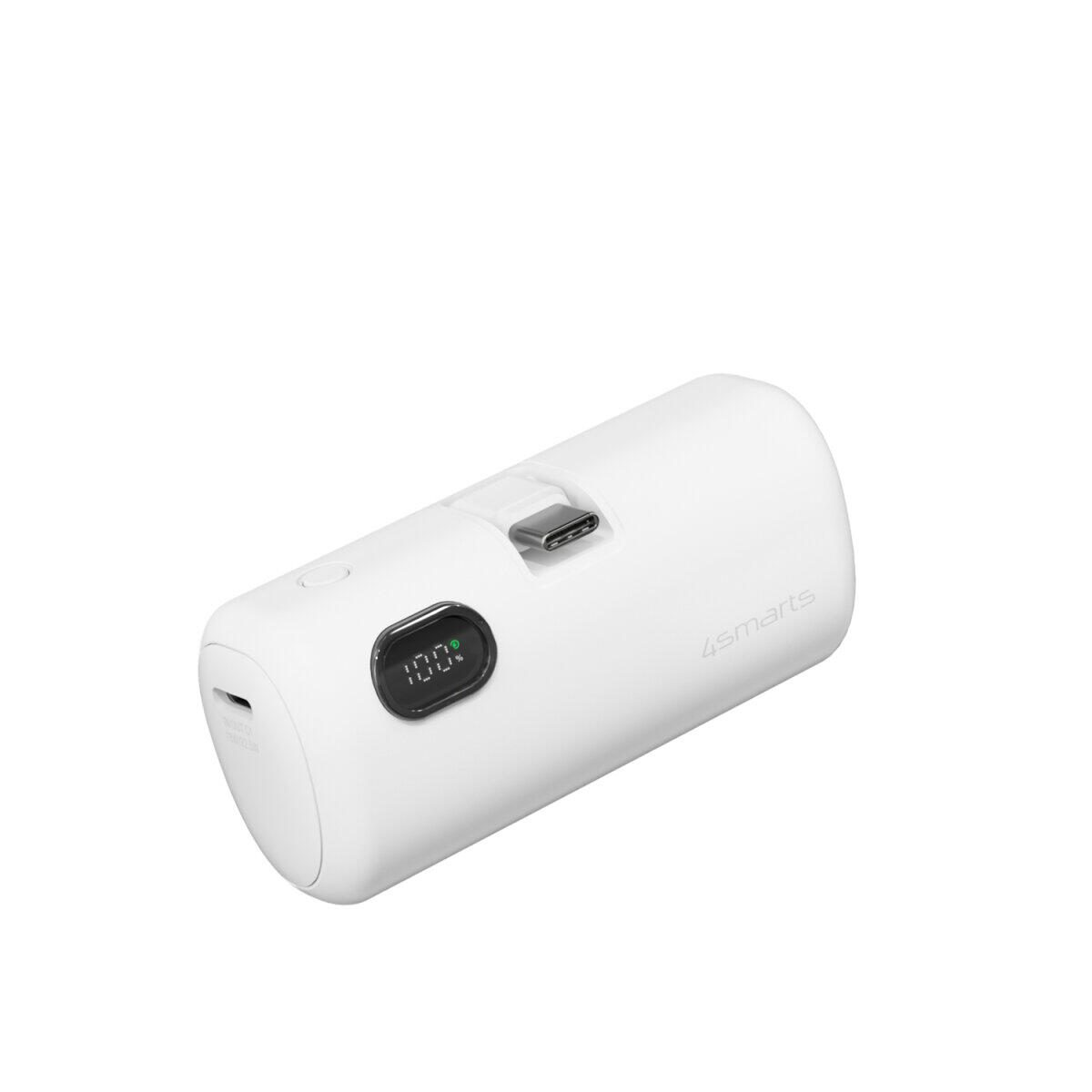 Un power bank bianco con display digitale che mostra il 100%. È visibile una porta USB-C. Il marchio 4smarts è sul lato.