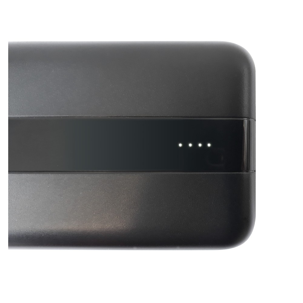 Primo piano di un dispositivo nero rettangolare. Ha una fascia scura con tre punti luminosi che indicano il livello della batteria.