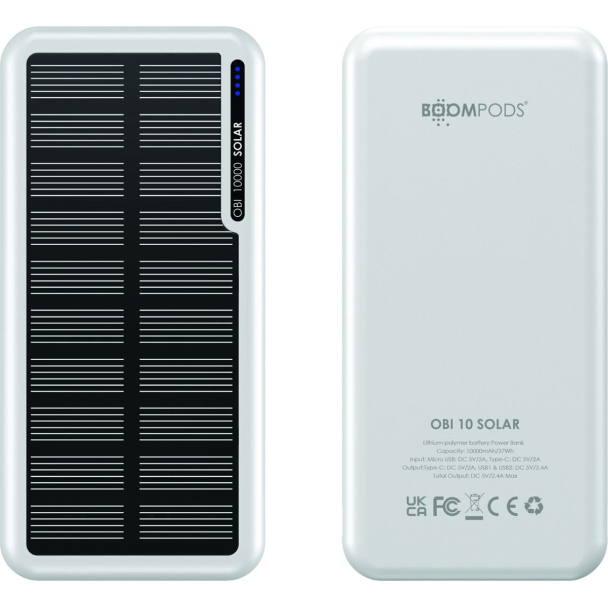 Power bank solare bianca con pannello solare nero. Marchio BOOMPODS. Testo: OBI 10 SOLAR. Specifiche e loghi di certificazione visibili.
