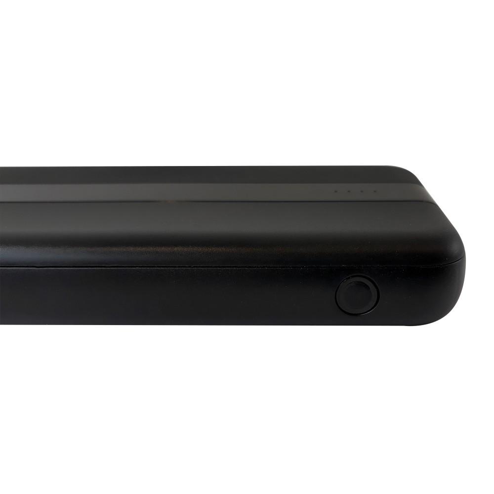 Primo piano di un power bank nero con un pulsante di accensione e quattro spie luminose sulla parte superiore. Lo sfondo è bianco.