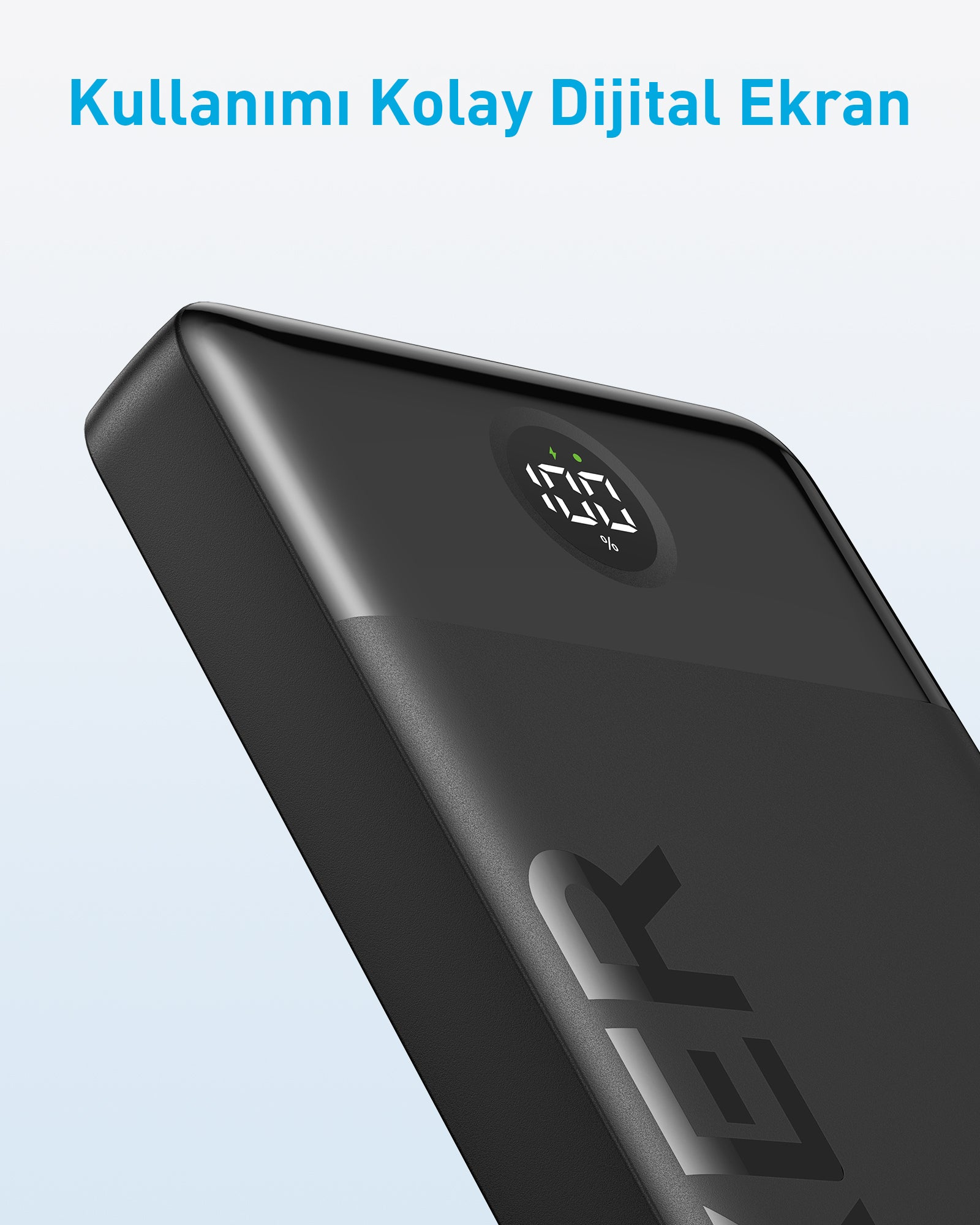 Power bank nero con display digitale che mostra il 100%. Il testo 'ER' è visibile sul dispositivo.