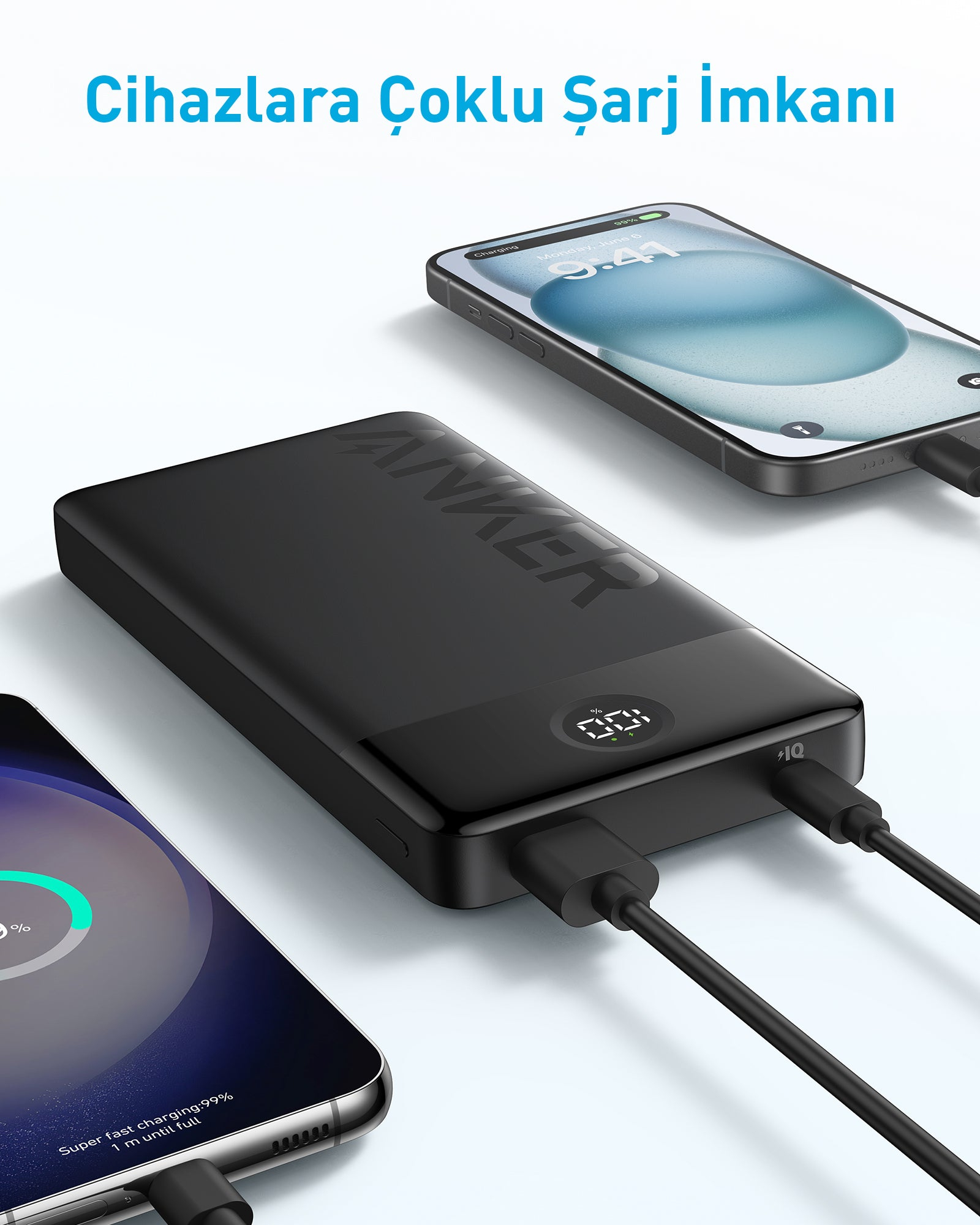 Power bank nera che carica tre smartphone. Un telefono al 99%, un altro al 100%. Sfondo bianco.