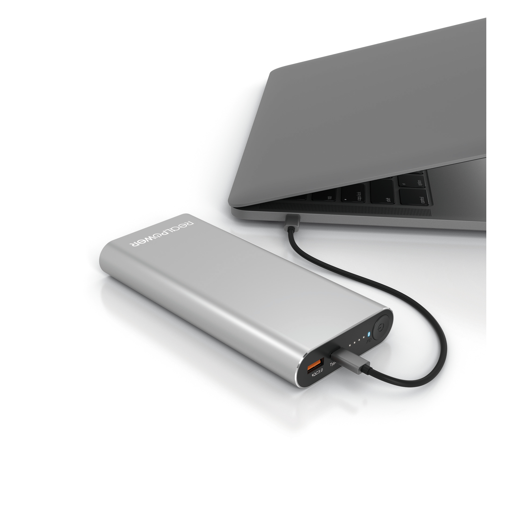 Un power bank argentato è collegato a un laptop grigio con un cavo nero. Sfondo bianco.