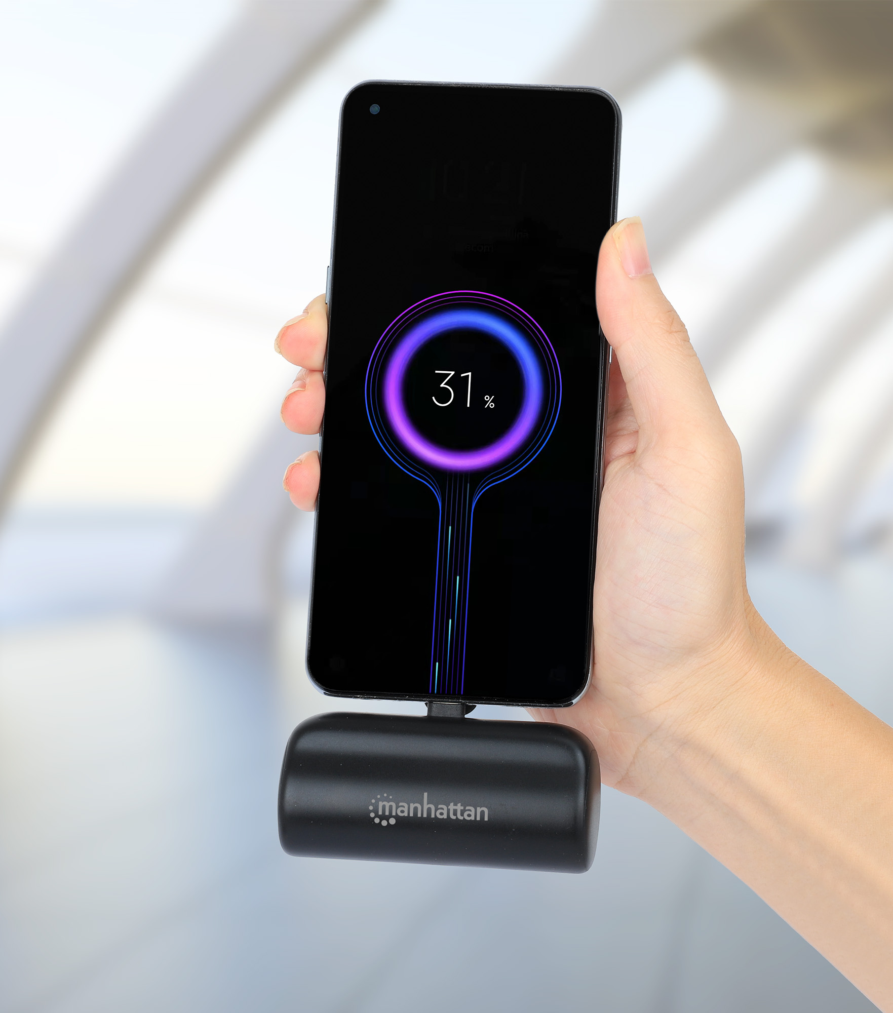 Una mano che tiene un telefono in carica. Il telefono mostra il 31% di batteria. Un caricatore nero è collegato.