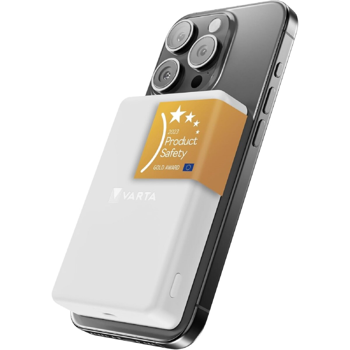 Un power bank VARTA bianco attaccato a uno smartphone nero. Ha un adesivo d'oro del premio Product Safety.