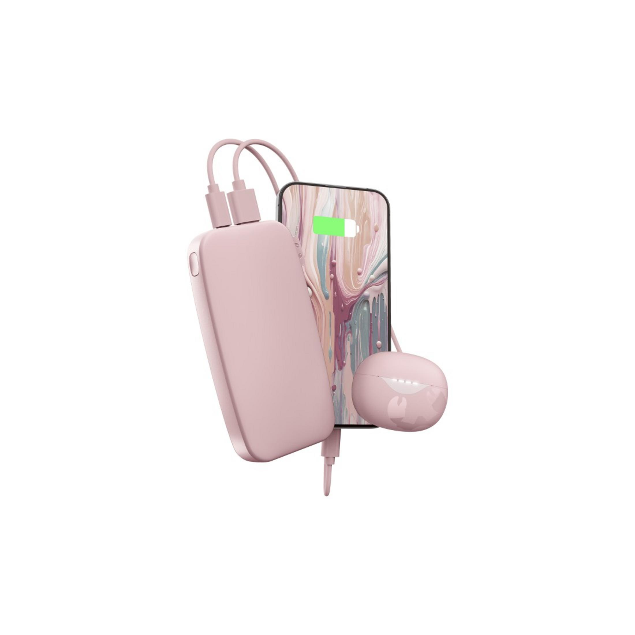 Power bank rosa, telefono e auricolari wireless. Il telefono mostra la ricarica. Sfondo bianco.