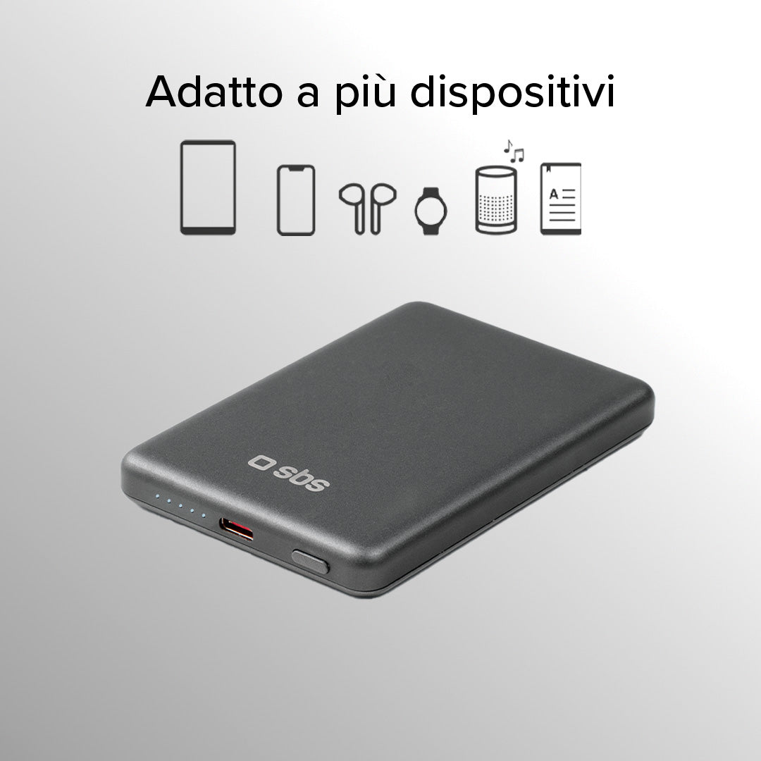 Un power bank grigio scuro con il logo 'sbs' è mostrato sotto le icone di dispositivi come tablet, telefono, auricolari e smartwatch.