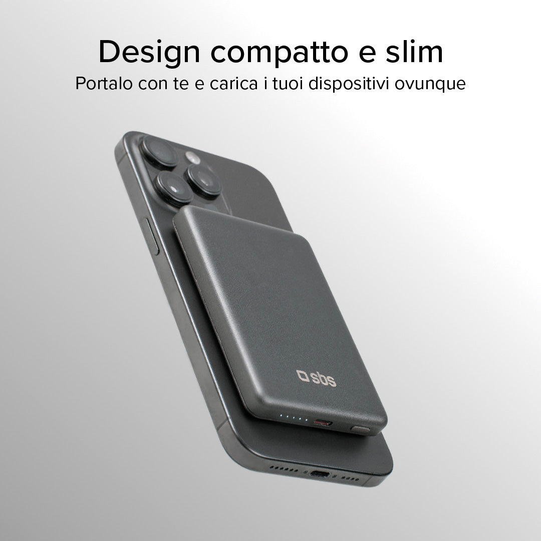 Un telefono grigio scuro con un piccolo power bank attaccato, entrambi leggermente angolati. Il power bank ha il logo SBS e una porta di ricarica.