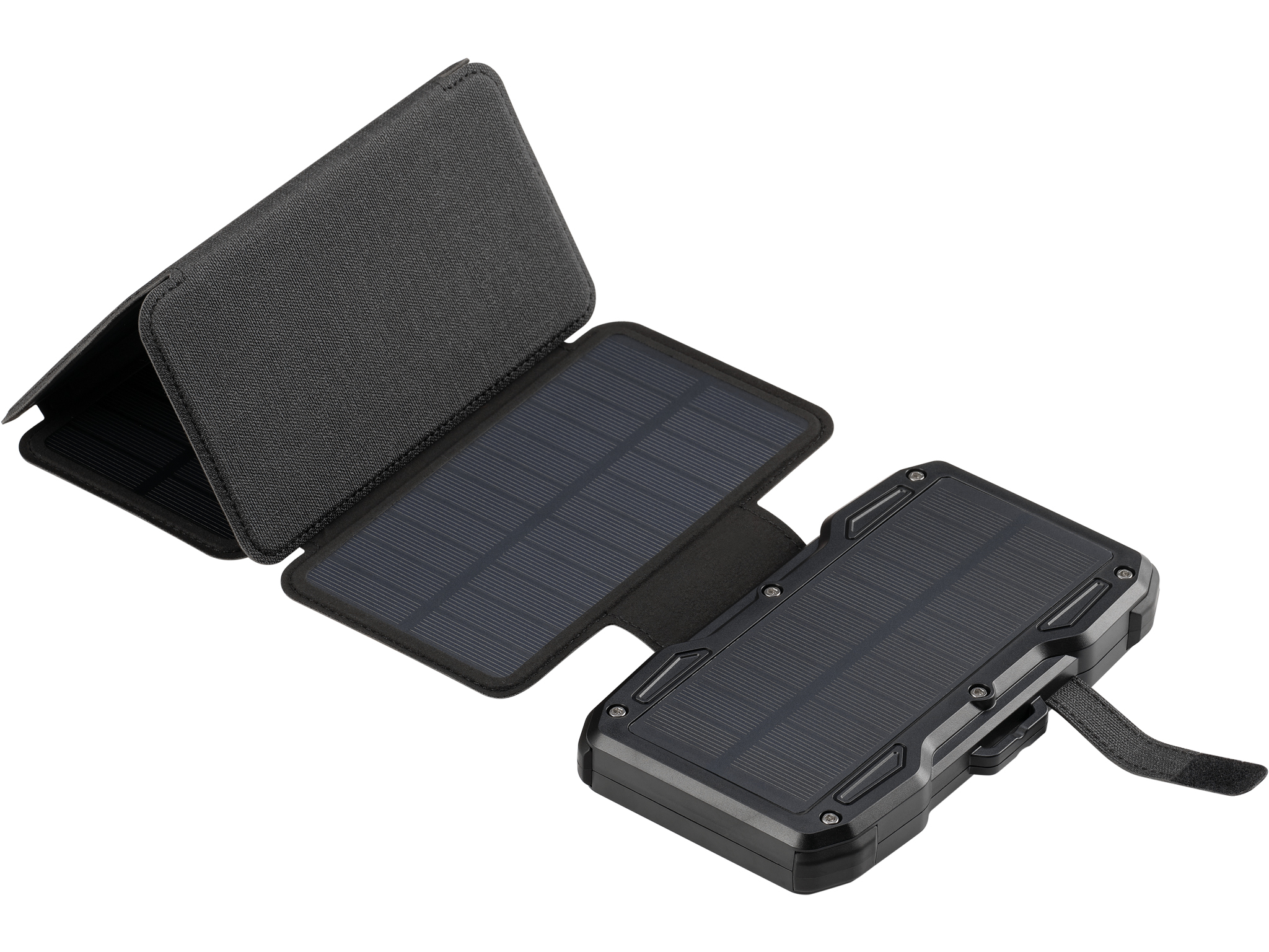 Zwarte zonne-oplader met panelen en hoes, open. Het apparaat heeft een riem en een gestructureerd oppervlak, op een witte achtergrond.