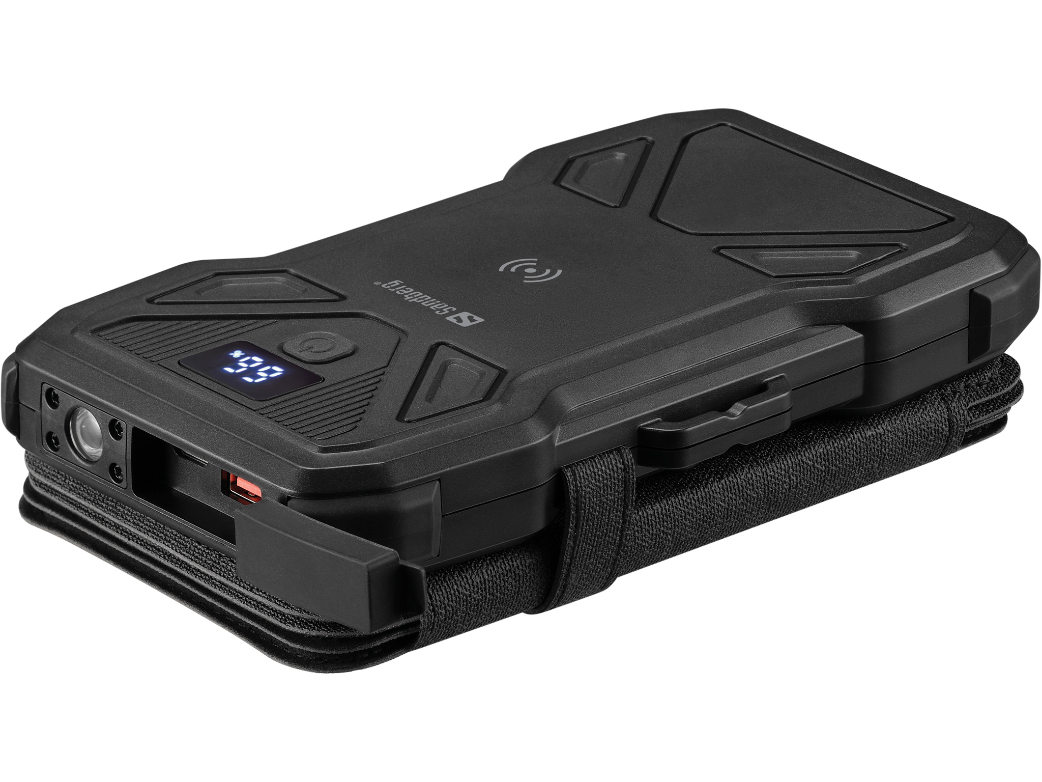 Zwarte powerbank met een digitale display die 66% weergeeft. Het heeft een zaklamp en staat op een zwarte stoffen band.