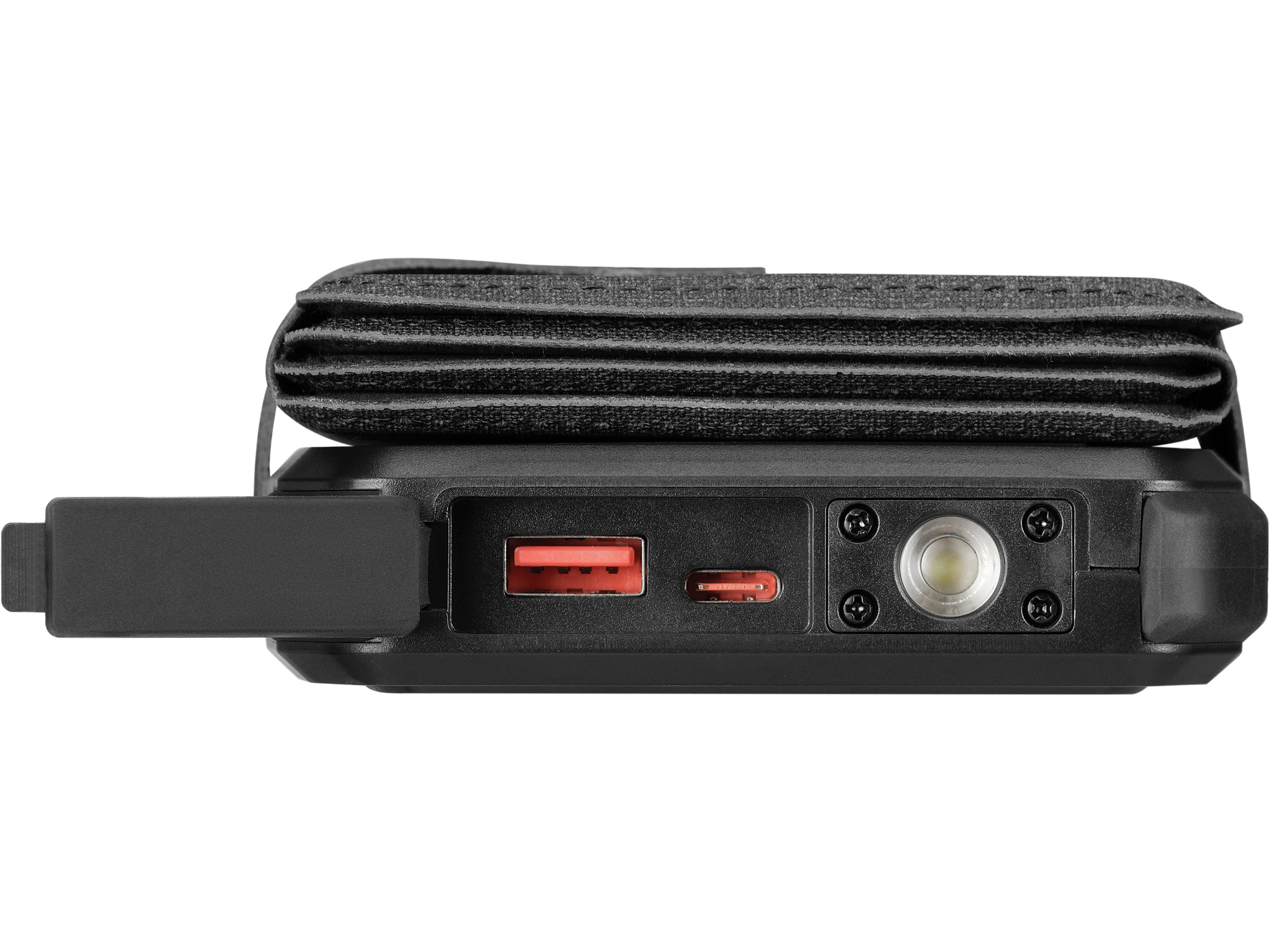 Zwart rechthoekig apparaat met poorten, een lampje en een zwarte opgevouwen band. Poorten zijn USB en USB-C.