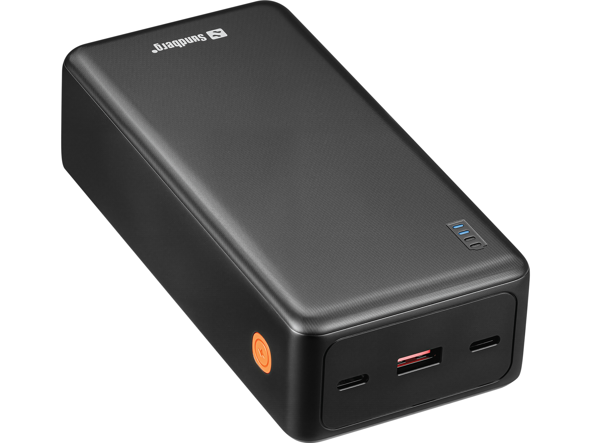 Power bank Sandberg nera. Pulsante arancione, porte USB e indicatore di alimentazione. Logo Sandberg visibile.