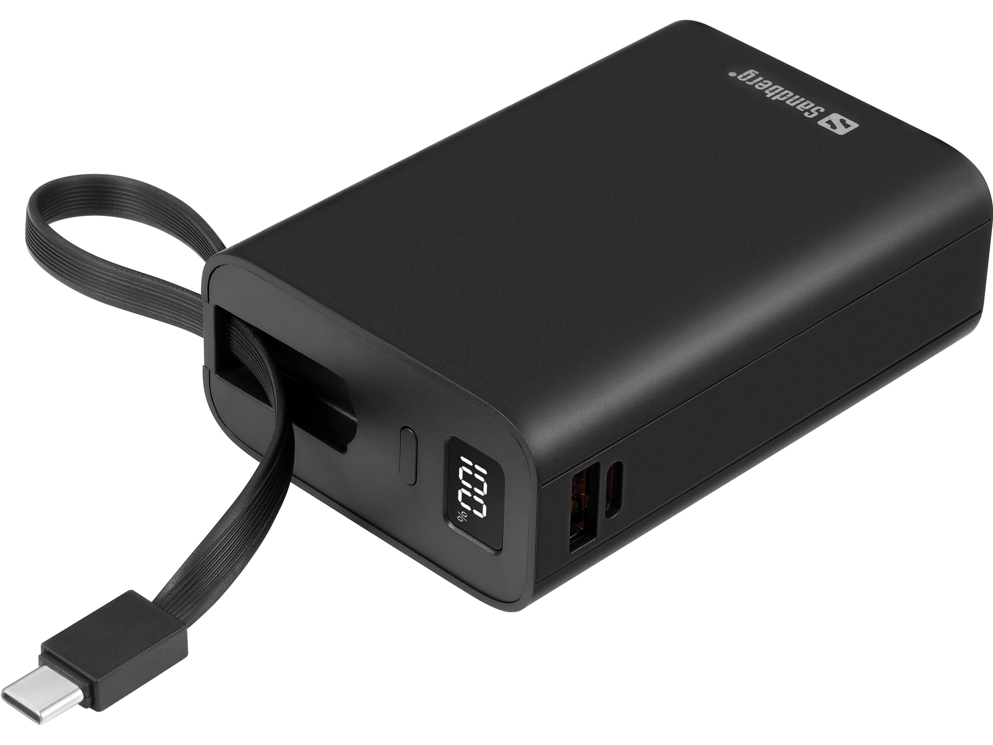 Zwarte powerbank met aangesloten USB-C-kabel, geeft 100% lading weer. Sandberg-logo zichtbaar. Geïsoleerd op witte achtergrond.