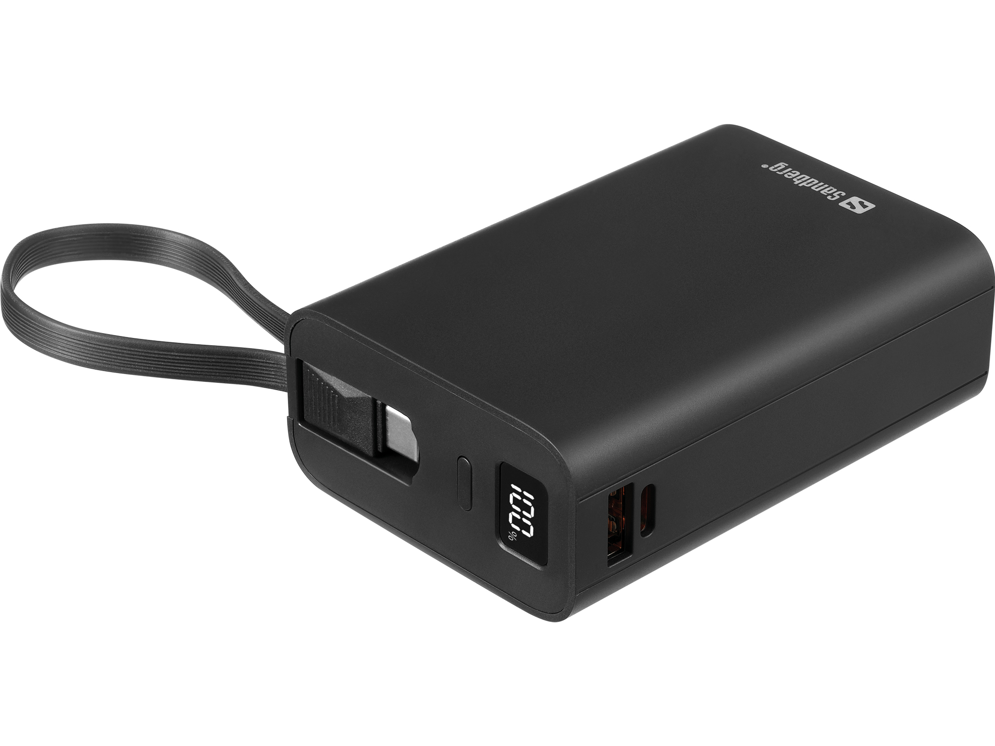 Zwarte Sandberg powerbank met een bandje. Toont 100% op het display. Sandberg logo is zichtbaar.