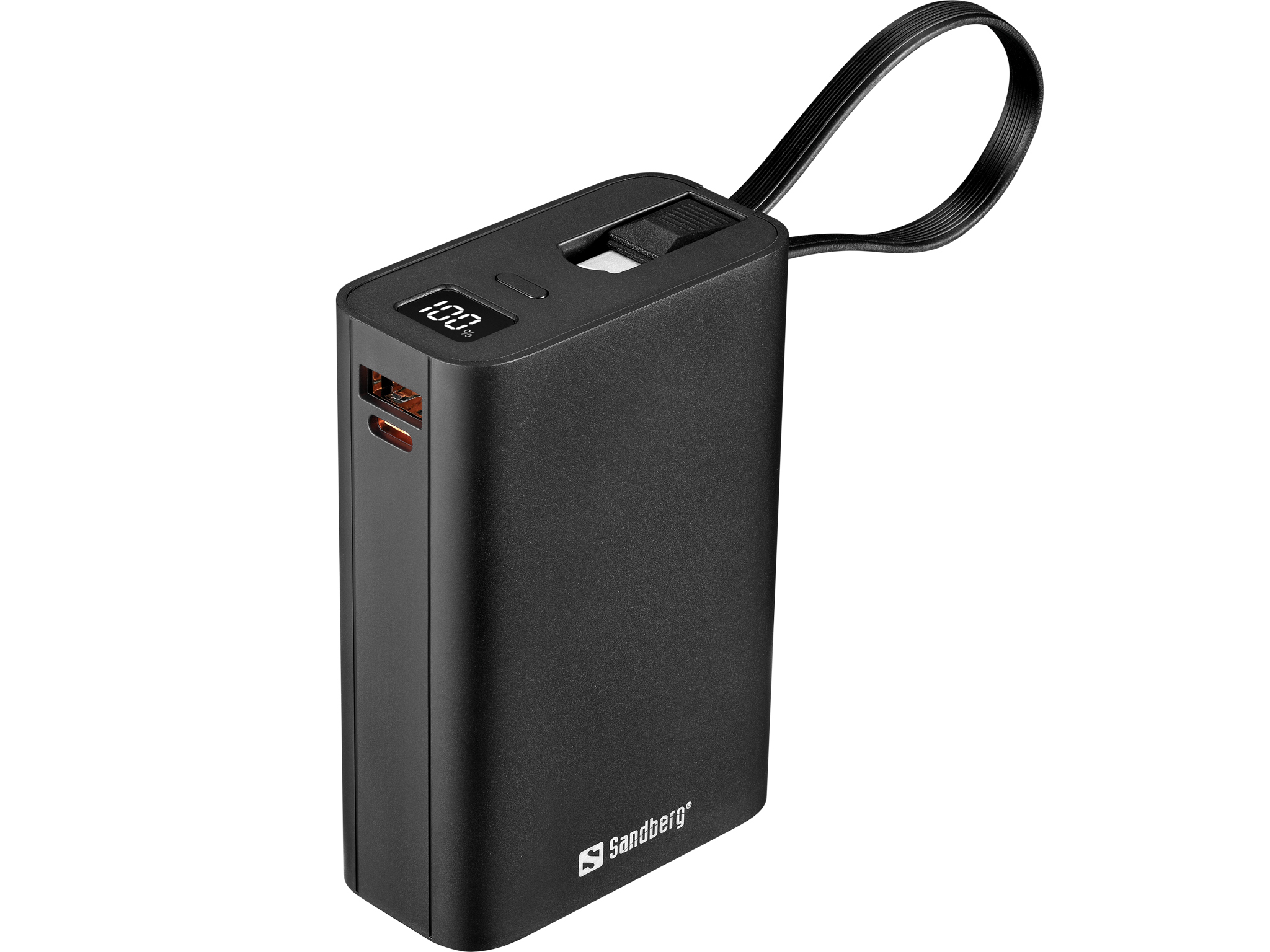 Zwarte powerbank met een digitaal display dat 100% weergeeft. Het heeft een lus en het Sandberg-logo.