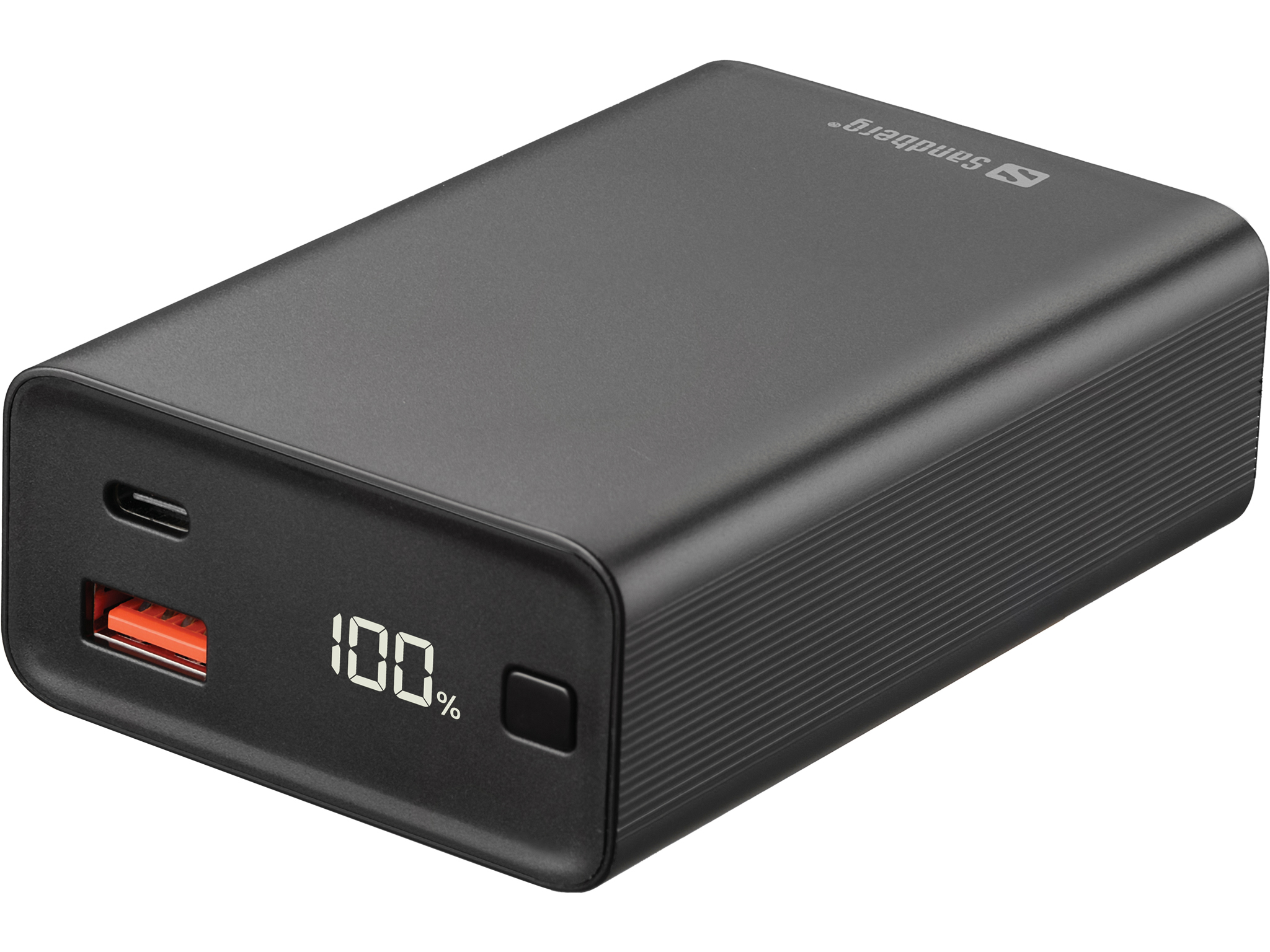 Power bank Sandberg nera. Visualizza il 100% di carica. Ha una porta USB-C e un pulsante di accensione. Il logo del marchio è in alto.
