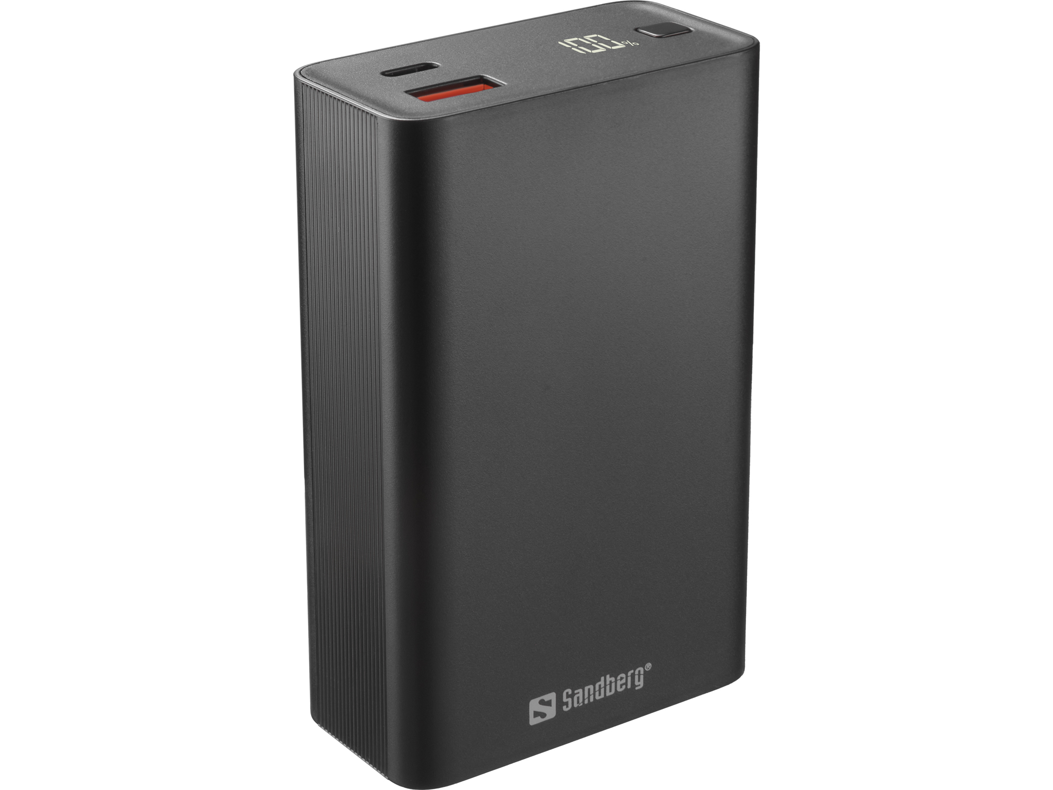 Un power bank nero Sandberg. Ha un display digitale, due porte e il logo Sandberg. Lo sfondo è bianco.