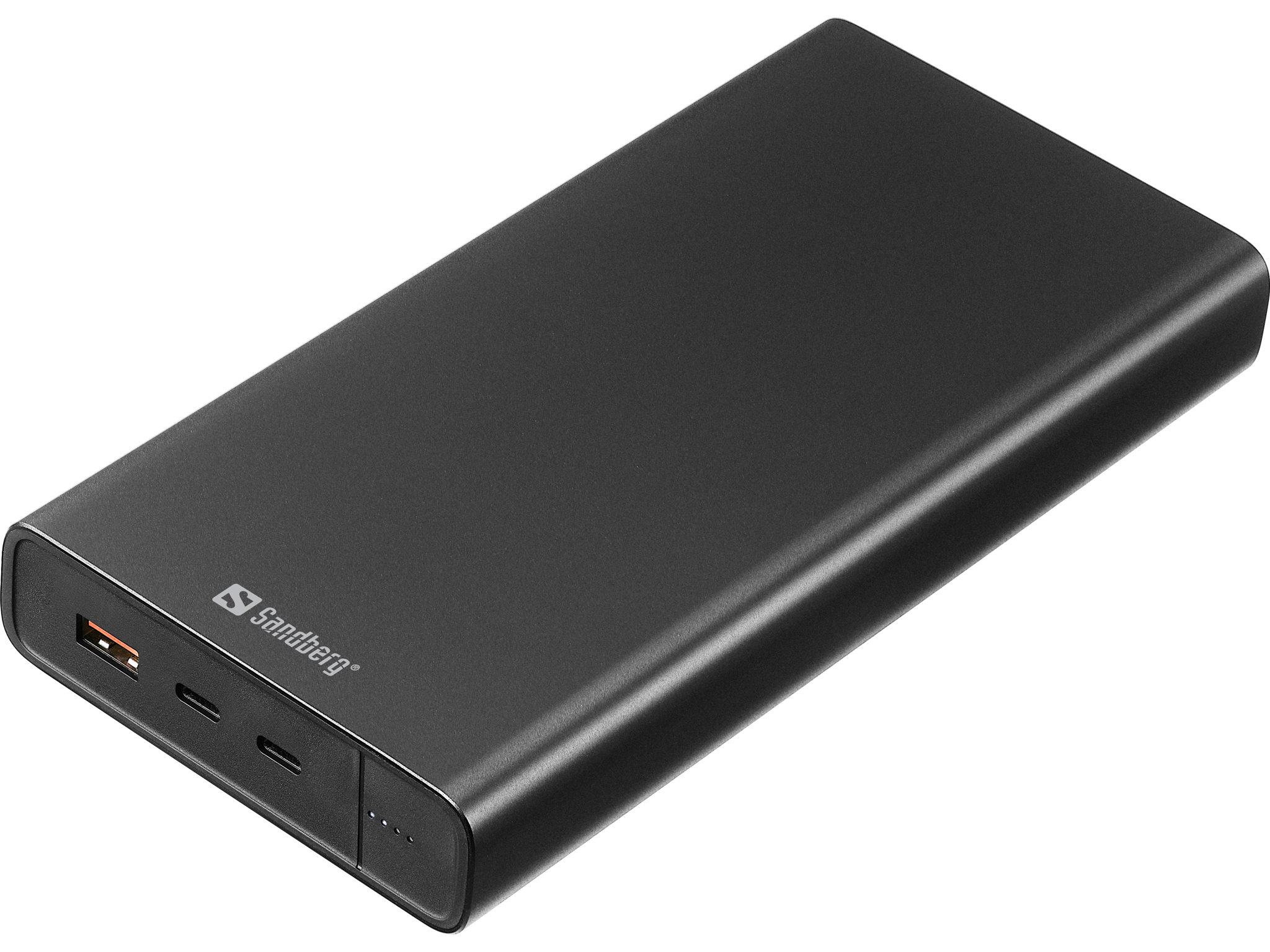 Power bank Sandberg nera. Dispone di porte USB e USB-C e una spia di alimentazione. Logo Sandberg in alto.