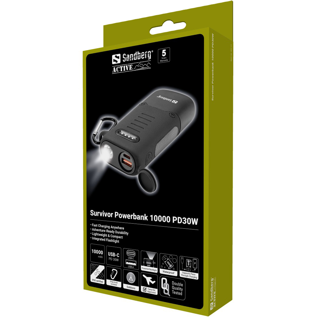 Een Sandberg Survivor Powerbank 10000 PD30W in een doos. Het heeft een zaklamp en USB-poorten. De doos is zwart en groen.
