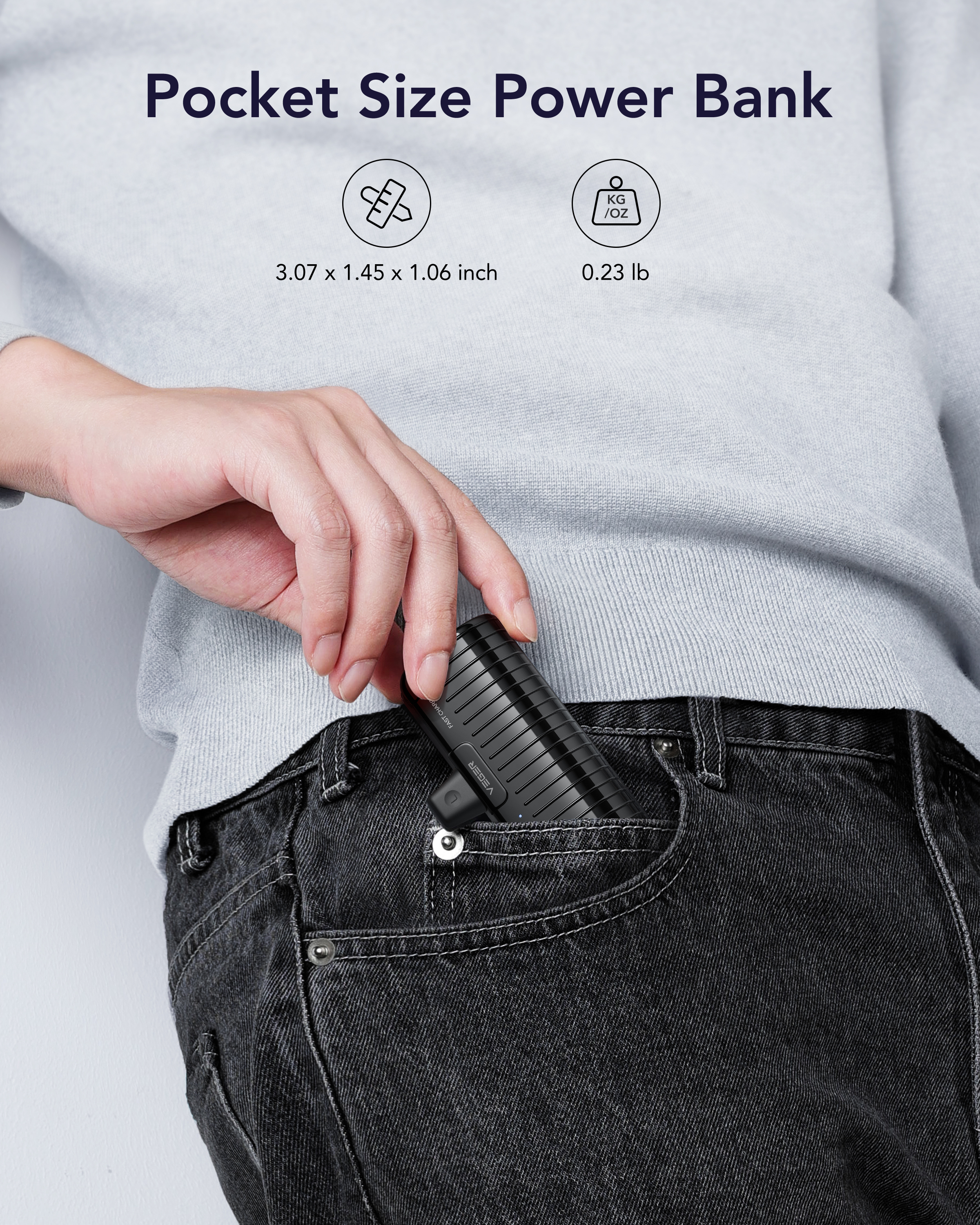 Una persona mette un power bank nero in una tasca di jeans. Il testo 'Pocket Size Power Bank' è in alto.