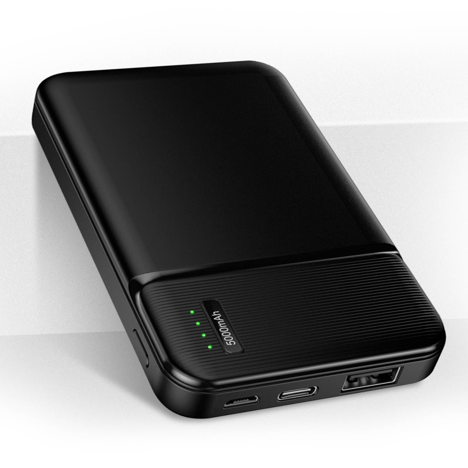 Power bank nera con spie luminose. Ha una sezione scanalata e porte laterali. 5000mAh.