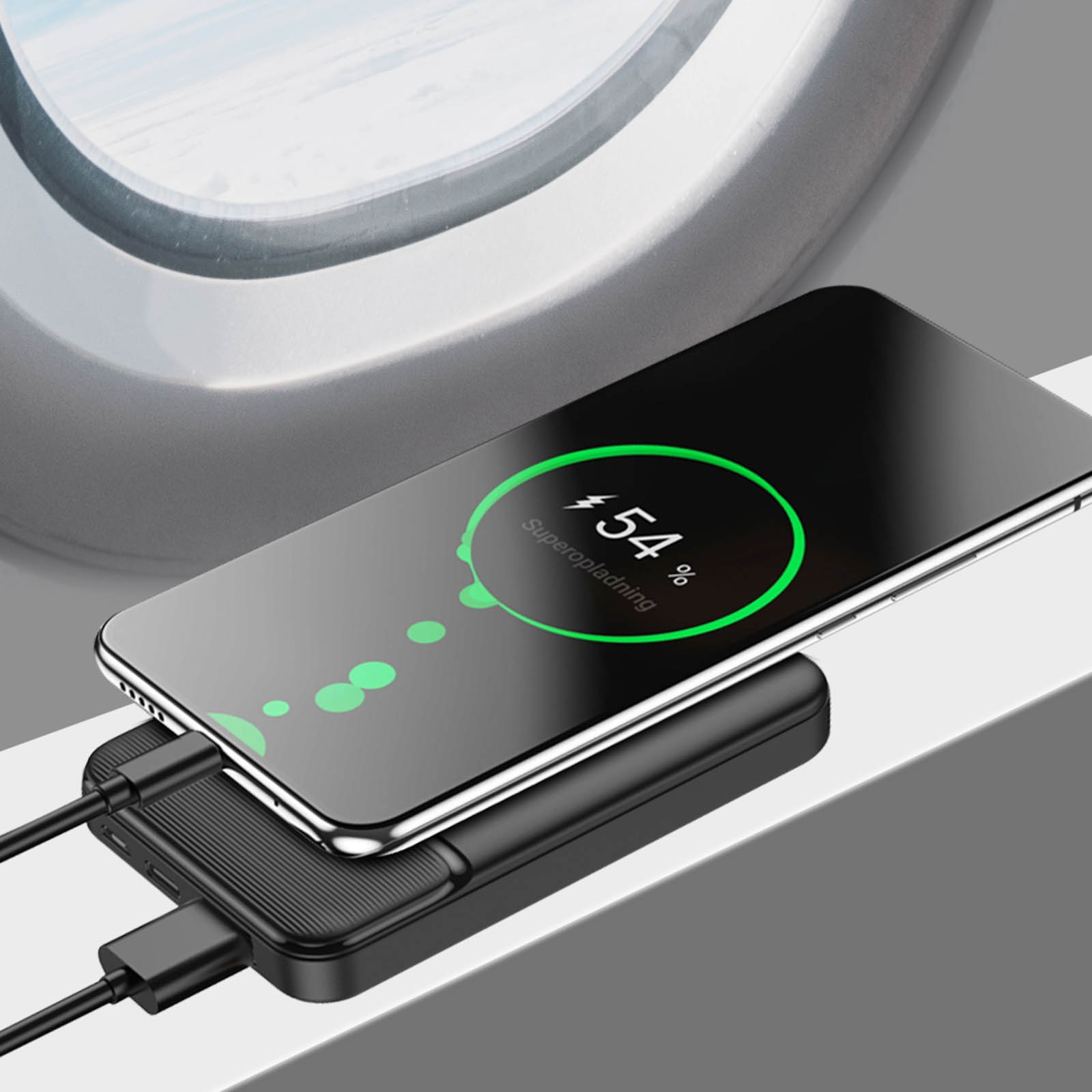 Un telefono si ricarica in modalità wireless su un power bank nero. Lo schermo mostra il 54% di batteria. Finestra dell'aereo sullo sfondo.