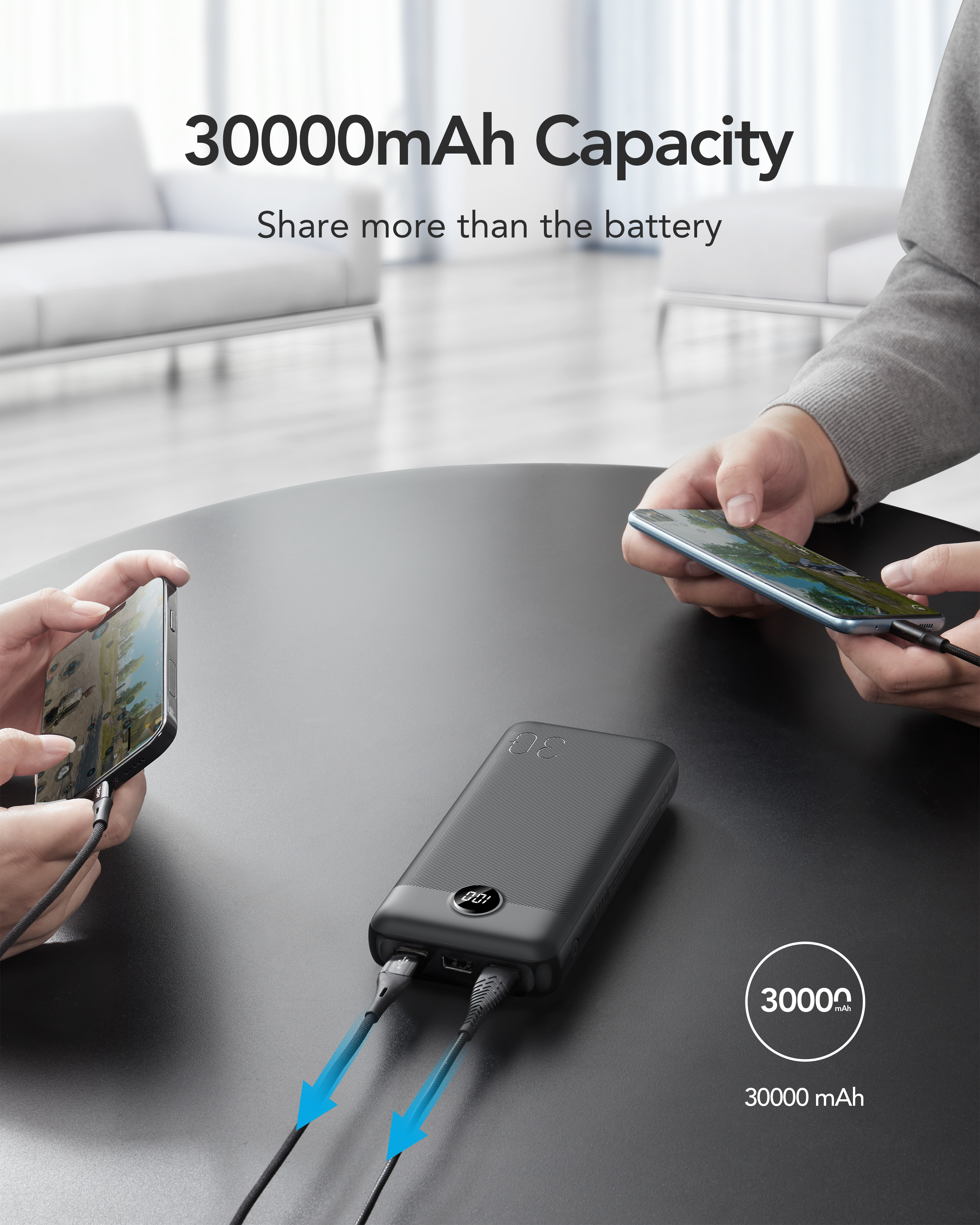 Mani che tengono telefoni in carica da un power bank. Power bank nero con display digitale. Testo: 30000 mAh.