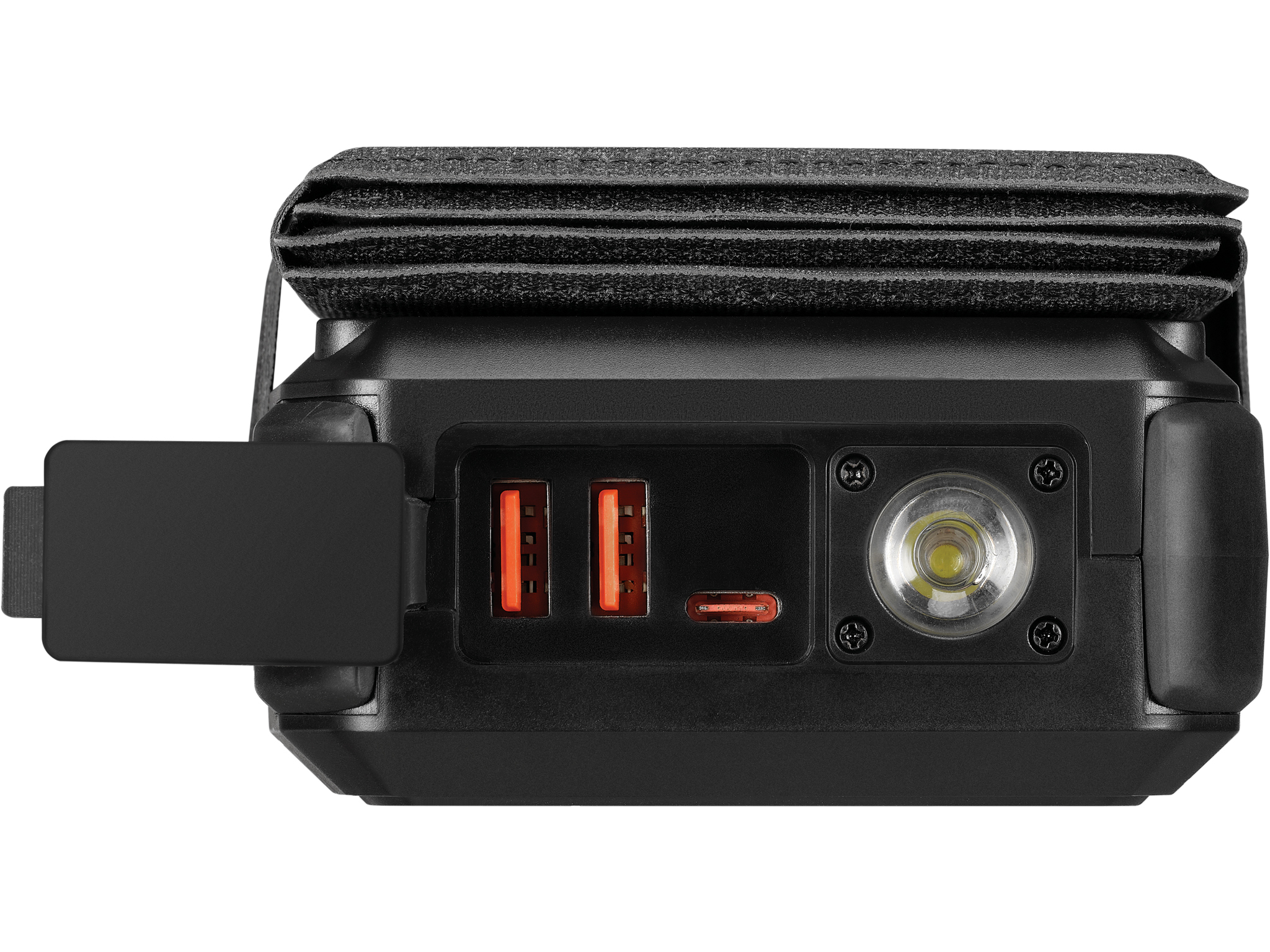 Zwarte draagbare powerbank met oranje USB-poorten, een zaklamp en een opgevouwen zwarte hoes.