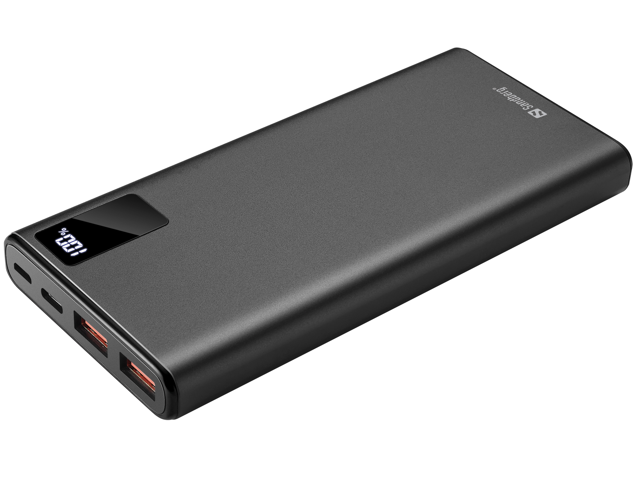 Un power bank grigio scuro con display digitale che mostra il 100%. Ha porte e il logo Sandberg.