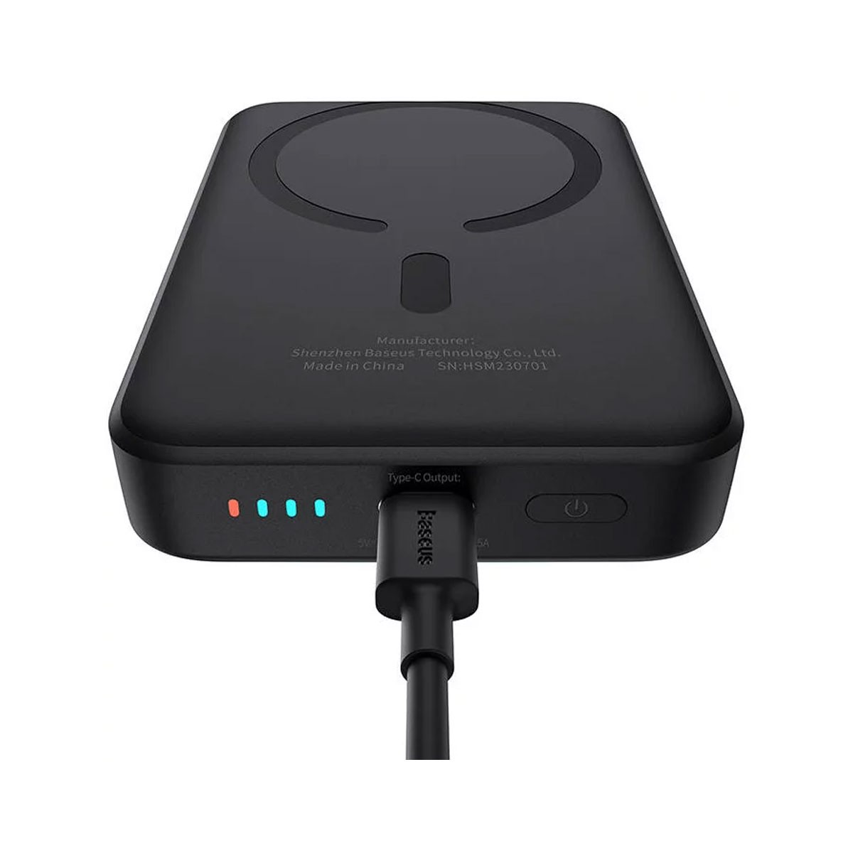 Power bank nera con cavo di ricarica collegato. Ha un pulsante di accensione e spie di stato. Il marchio è visibile.