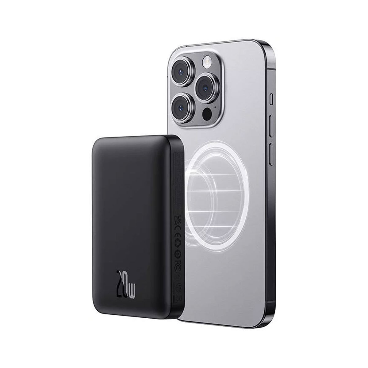 Un power bank nero è accanto a uno smartphone argento. Il telefono ha tre obiettivi. Il power bank ha il numero 20w.