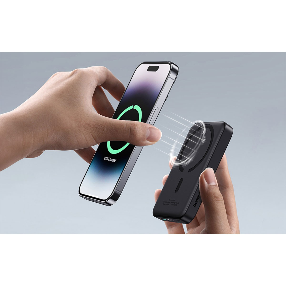 Un telefono si ricarica in modalità wireless da un power bank. Il telefono mostra il 97% di carica. Entrambi i dispositivi sono tenuti dalle mani, con linee di ricarica.