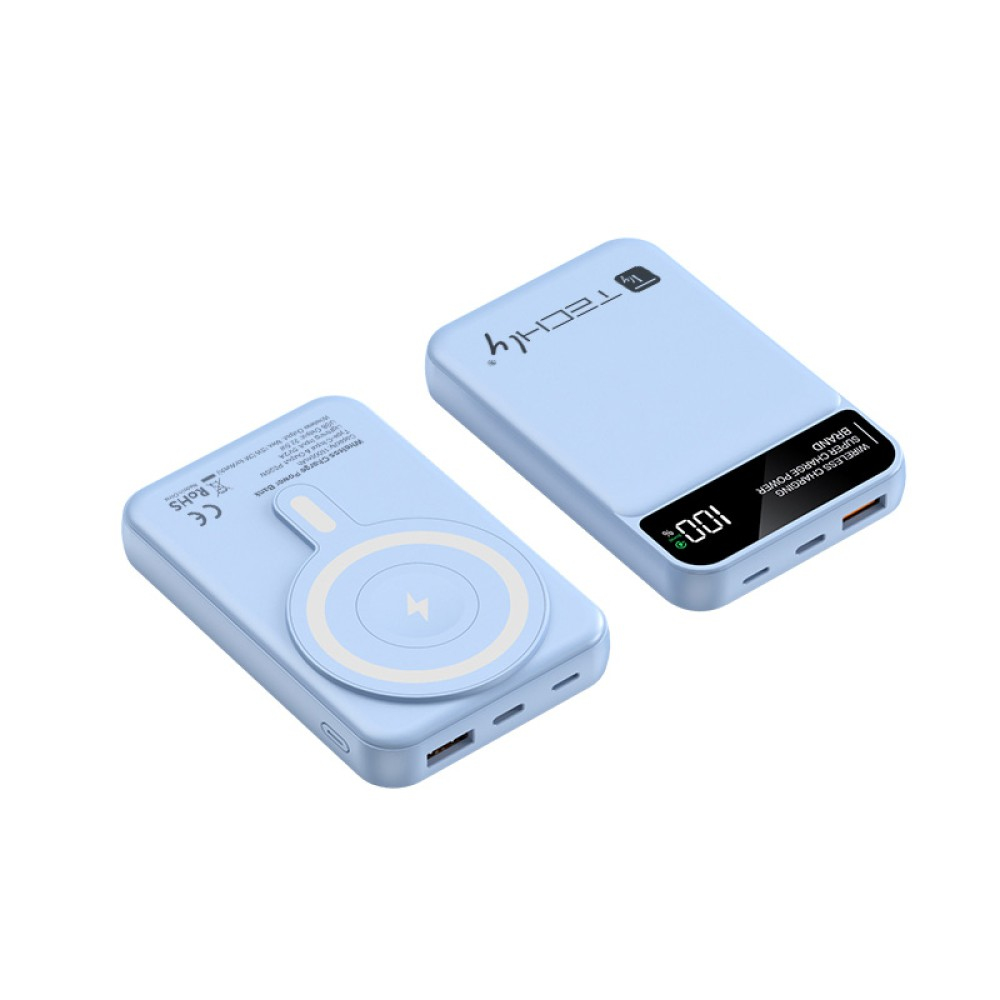 Due power bank azzurri. Uno ha un pad di ricarica, l'altro mostra il 100% di batteria. Entrambi hanno il marchio "TECHly".
