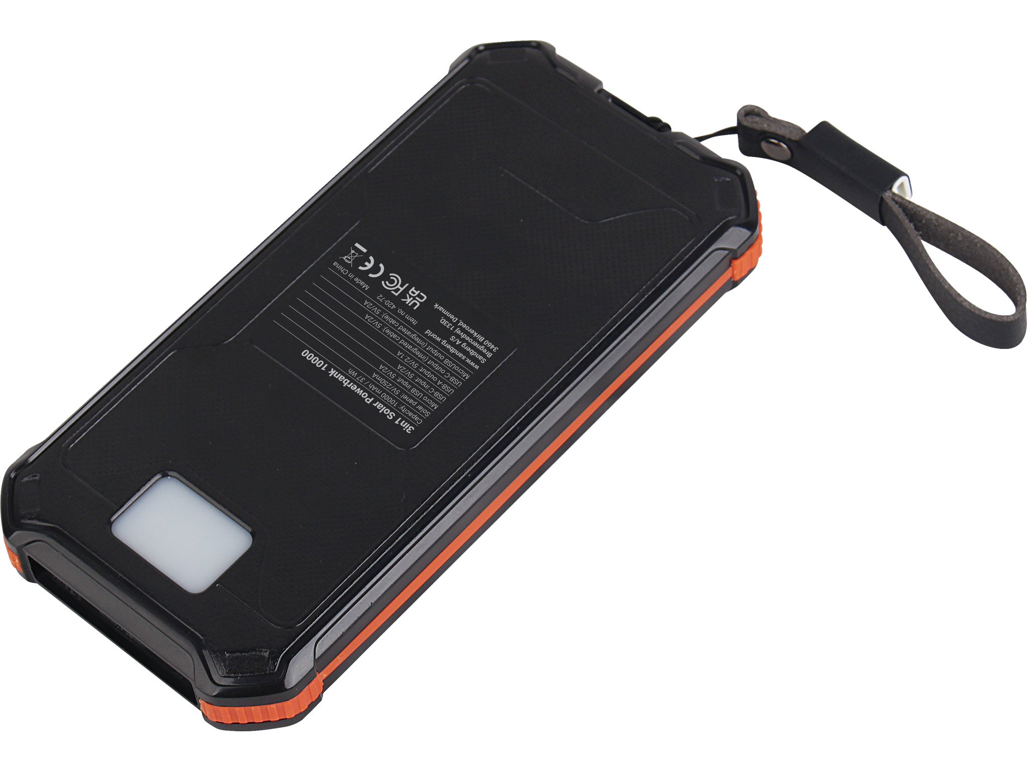 Un power bank nero con dettagli arancioni e un cinturino. Ha un LED bianco, testo e un'etichetta con specifiche.