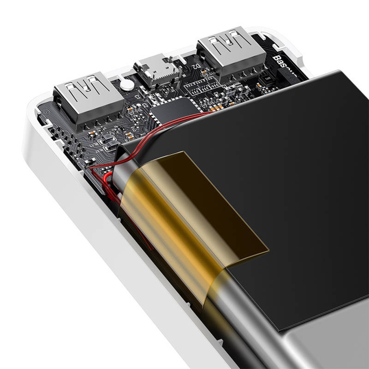 Vista aperta dell'interno di un power bank. Mostra batteria nera, circuito stampato, porte USB e un componente dorato.