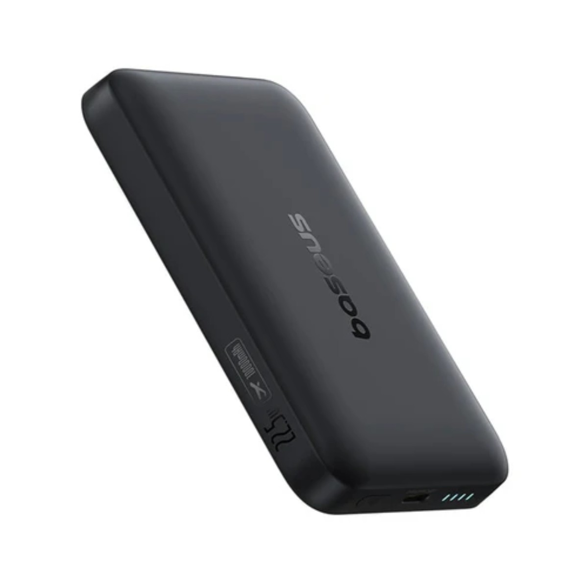 Een zwarte Baseus powerbank. De merknaam staat bovenaan. De specificaties staan op de zijkant.